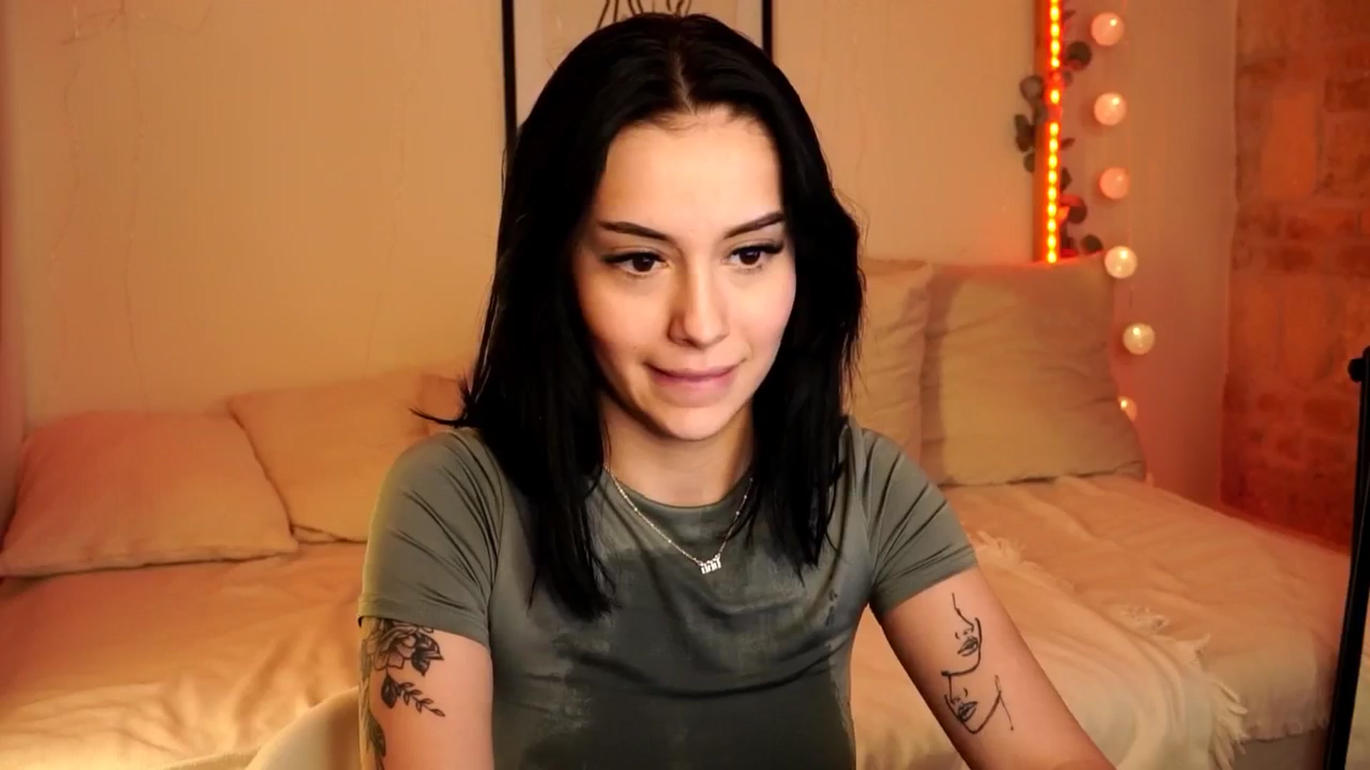 Gallery image thumbnail from Naomii18's myfreecams stream on, 05/05/2024, 16:01 image 13 of 20