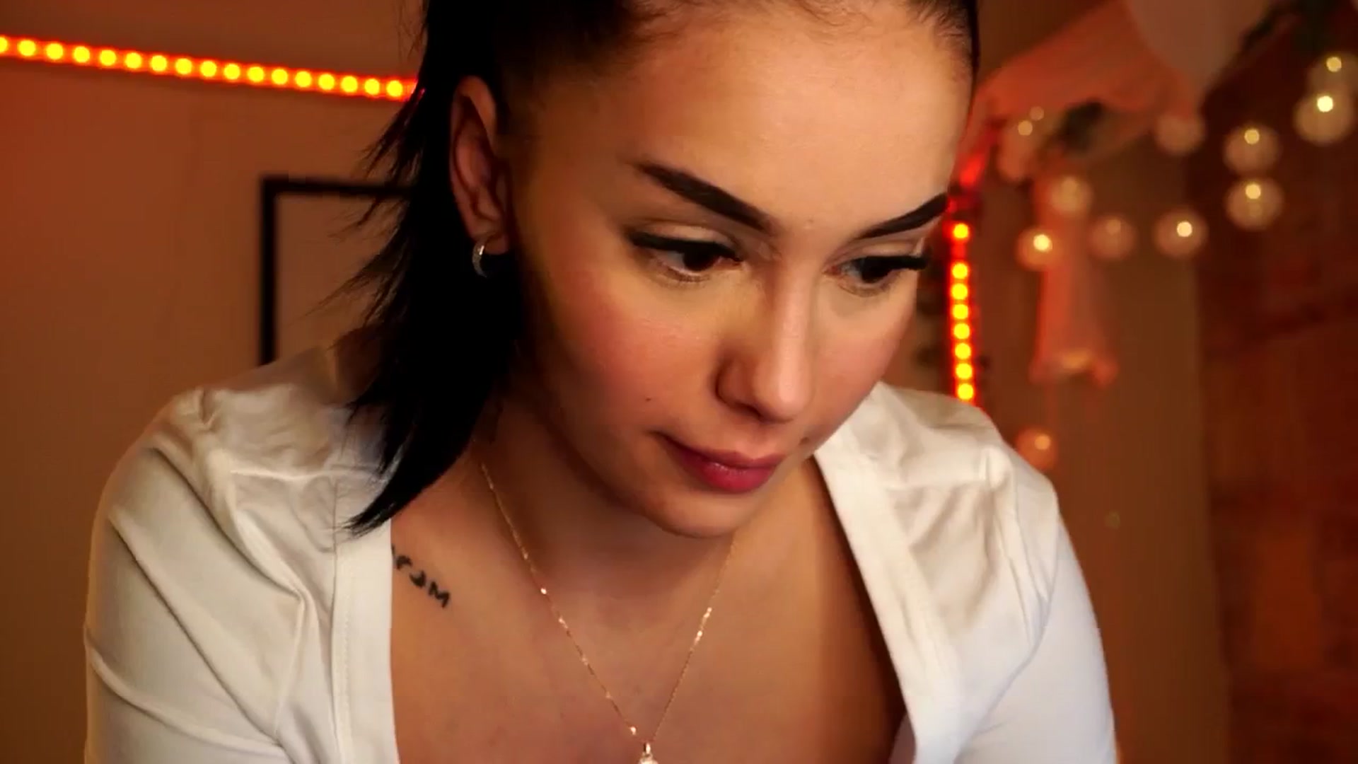 Gallery image thumbnail from Naomii18's myfreecams stream on, 05/09/2024, 17:19 image 5 of 20