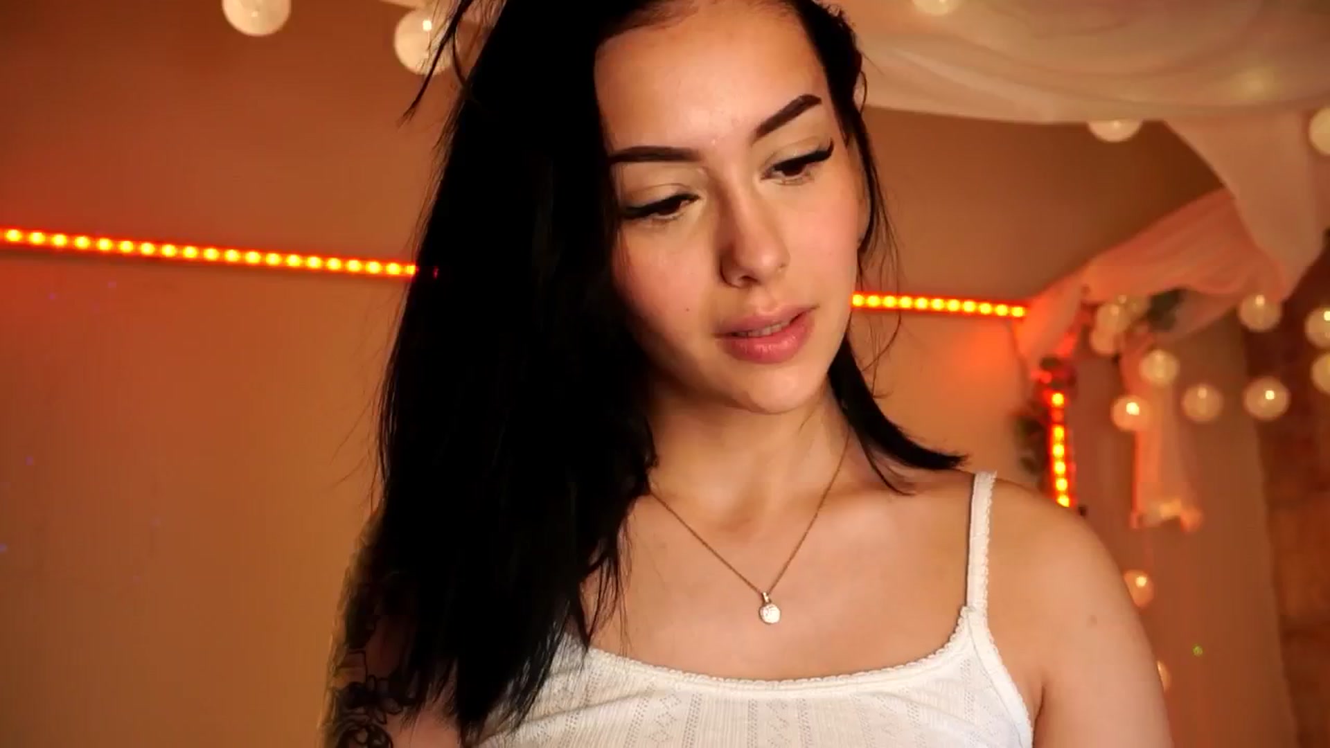Gallery image thumbnail from Naomii18's myfreecams stream on, 05/10/2024, 11:22 image 7 of 20