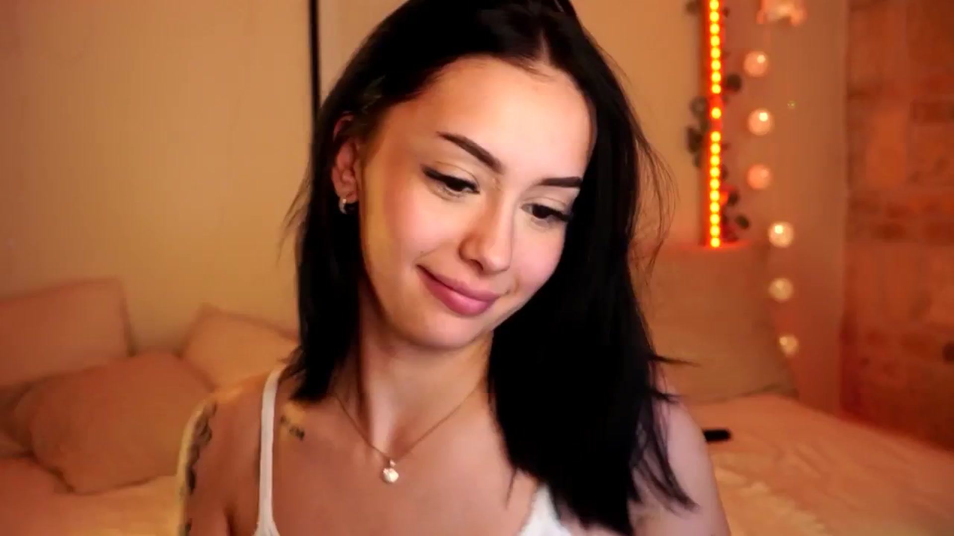 Gallery image thumbnail from Naomii18's myfreecams stream on, 05/10/2024, 13:31 image 11 of 20
