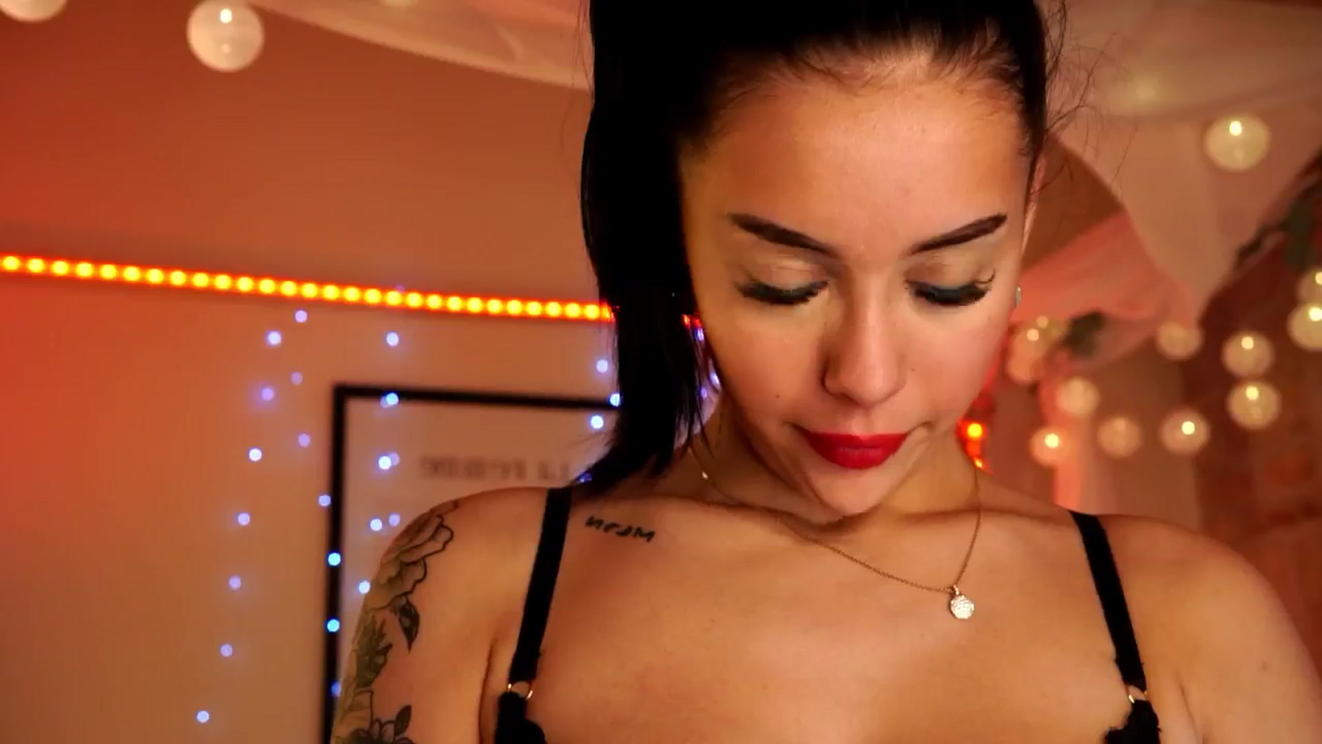 Gallery image thumbnail from Naomii18's myfreecams stream on, 05/12/2024, 14:41 image 16 of 20