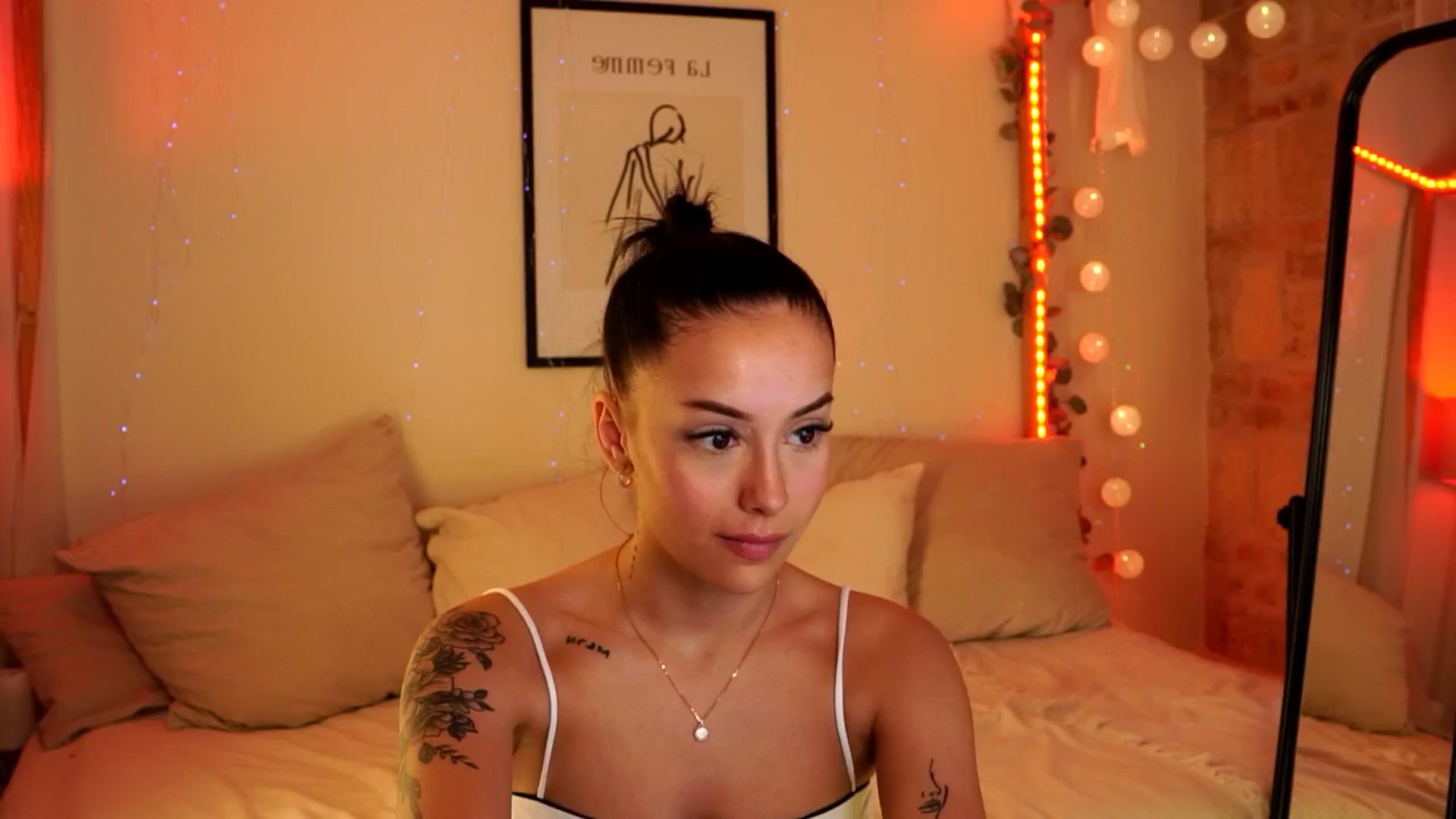Gallery image thumbnail from Naomii18's myfreecams stream on, 05/15/2024, 13:33 image 15 of 20