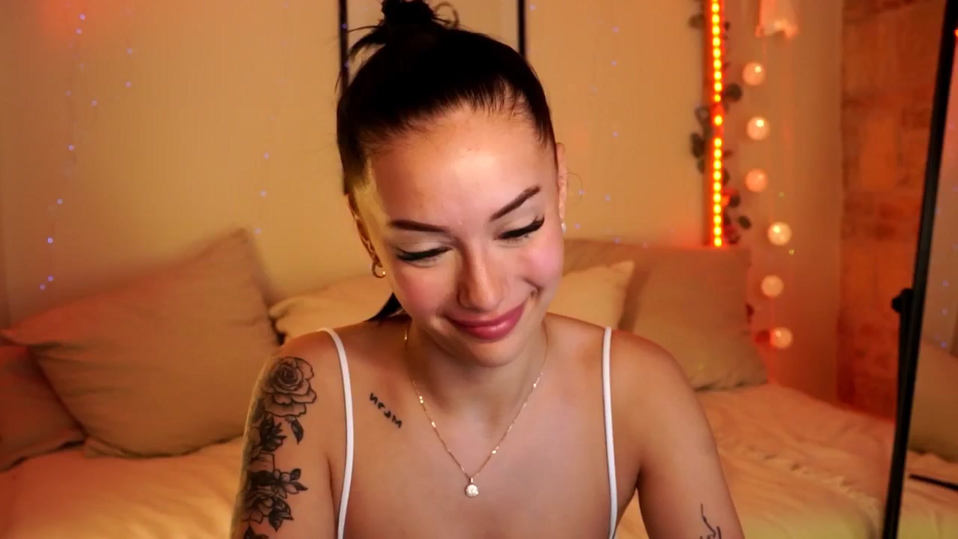 Gallery image thumbnail from Naomii18's myfreecams stream on, 05/15/2024, 13:33 image 12 of 20