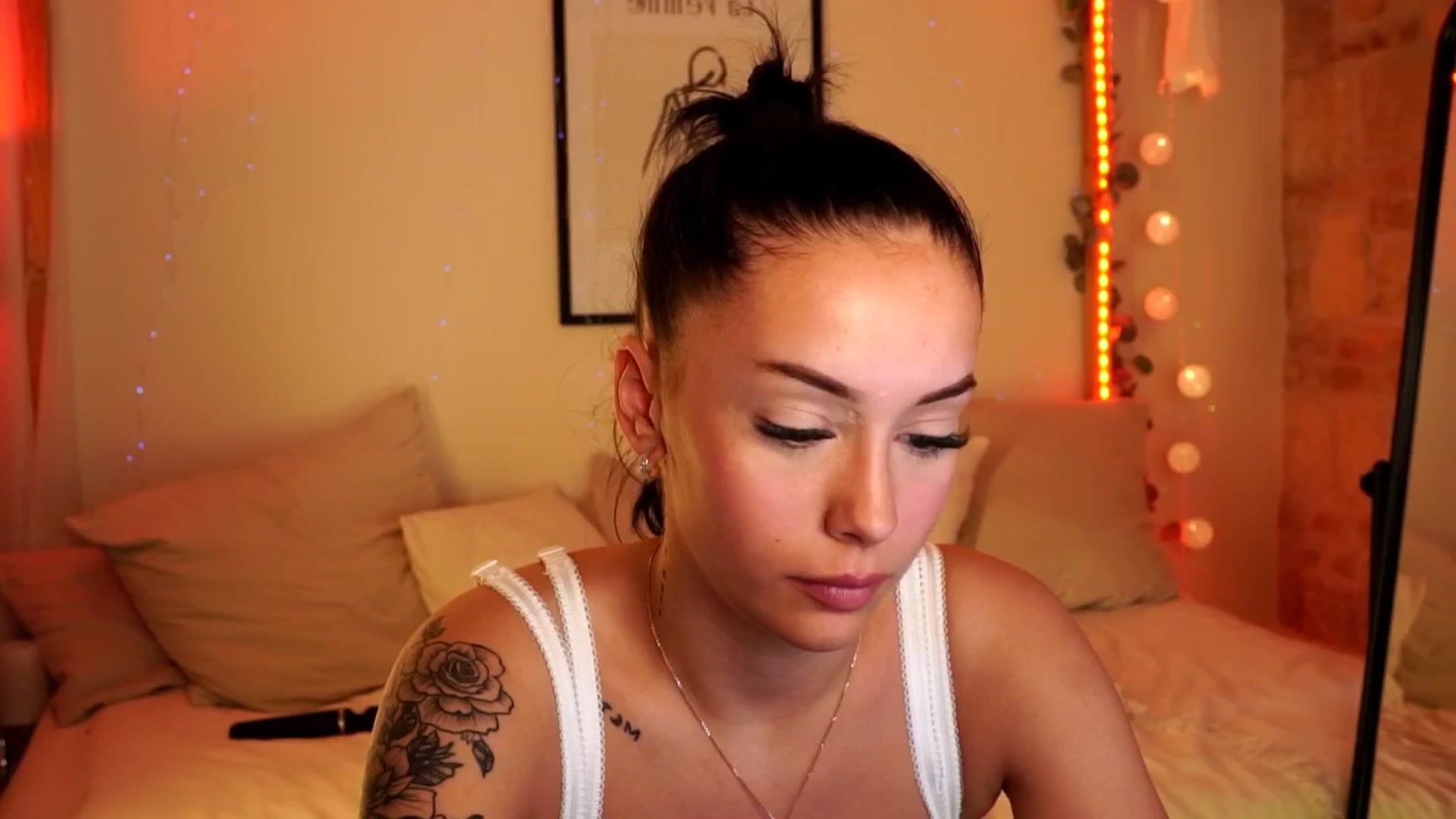 Gallery image thumbnail from Naomii18's myfreecams stream on, 05/15/2024, 16:03 image 15 of 20