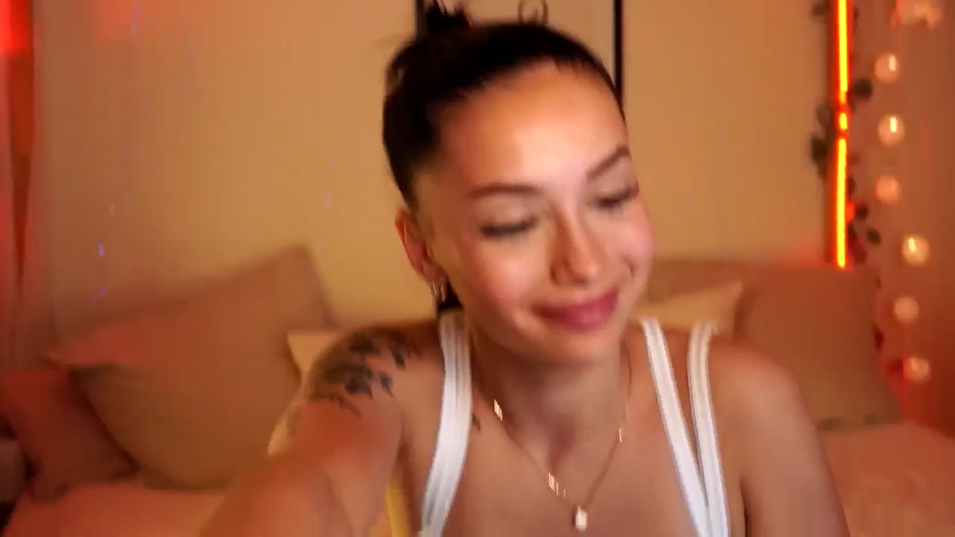 Gallery image thumbnail from Naomii18's myfreecams stream on, 05/15/2024, 16:03 image 8 of 20