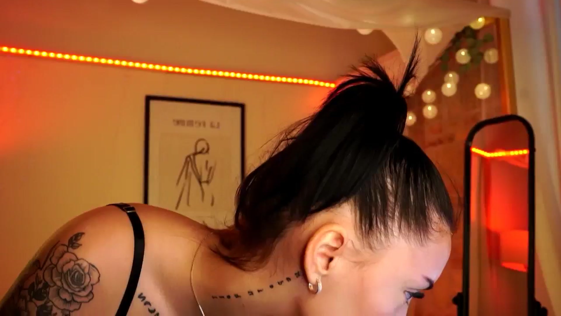 Gallery image thumbnail from Naomii18's myfreecams stream on, 05/17/2024, 16:58 image 17 of 20