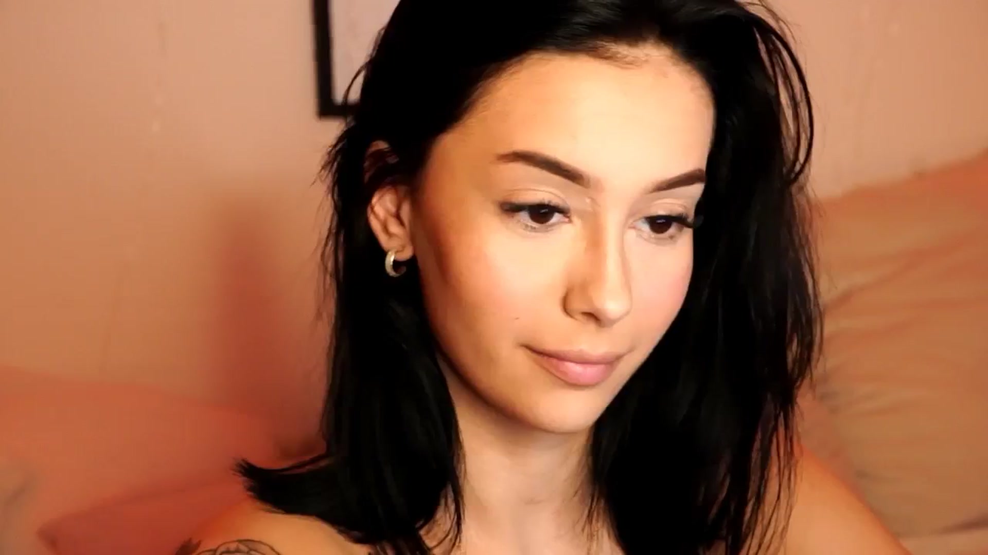 Gallery image thumbnail from Naomii18's myfreecams stream on, 05/22/2024, 16:52 image 9 of 20