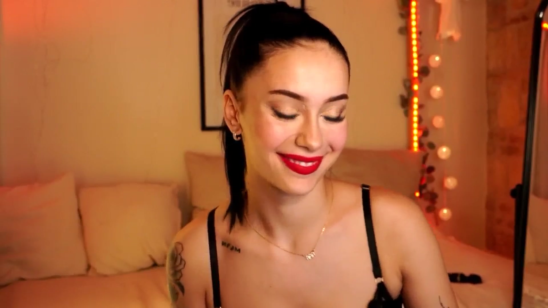Gallery image thumbnail from Naomii18's myfreecams stream on, 05/26/2024, 16:33 image 11 of 20