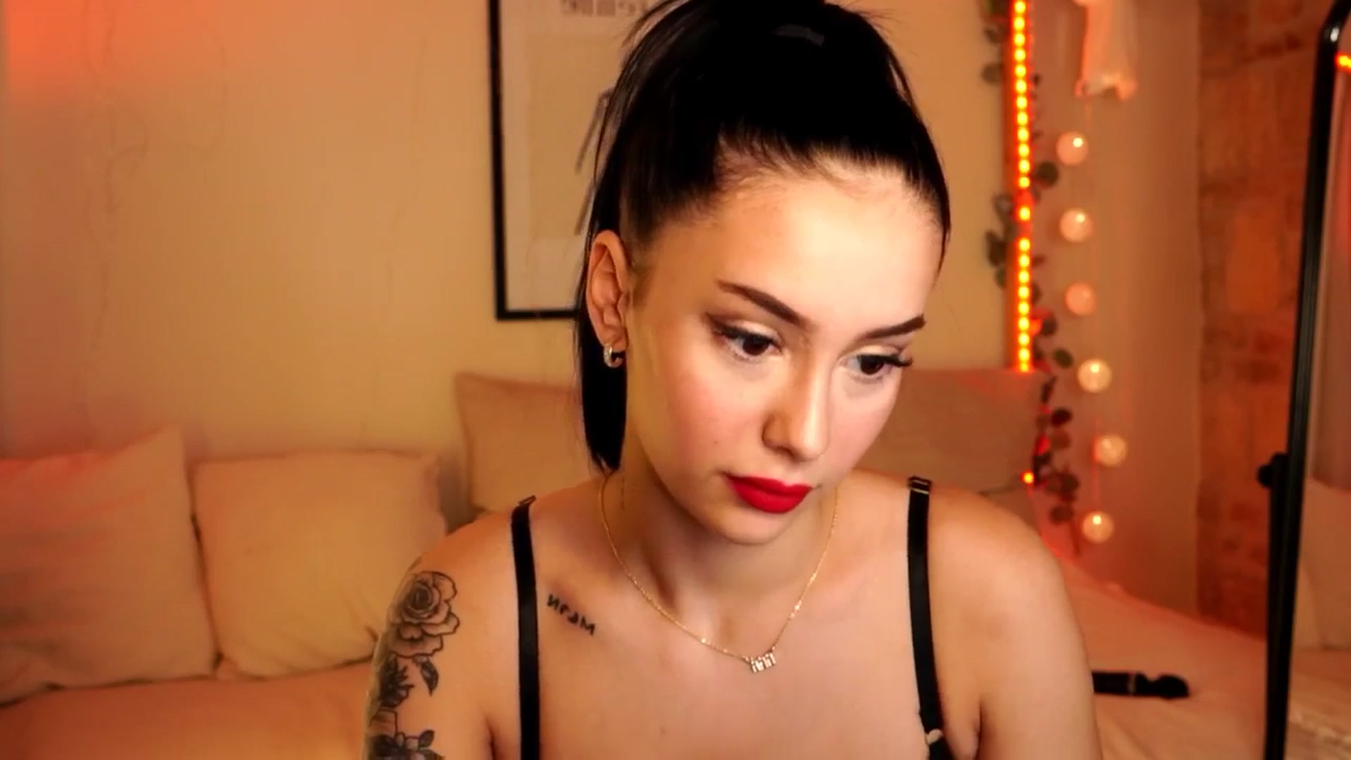 Gallery image thumbnail from Naomii18's myfreecams stream on, 05/26/2024, 16:33 image 9 of 20