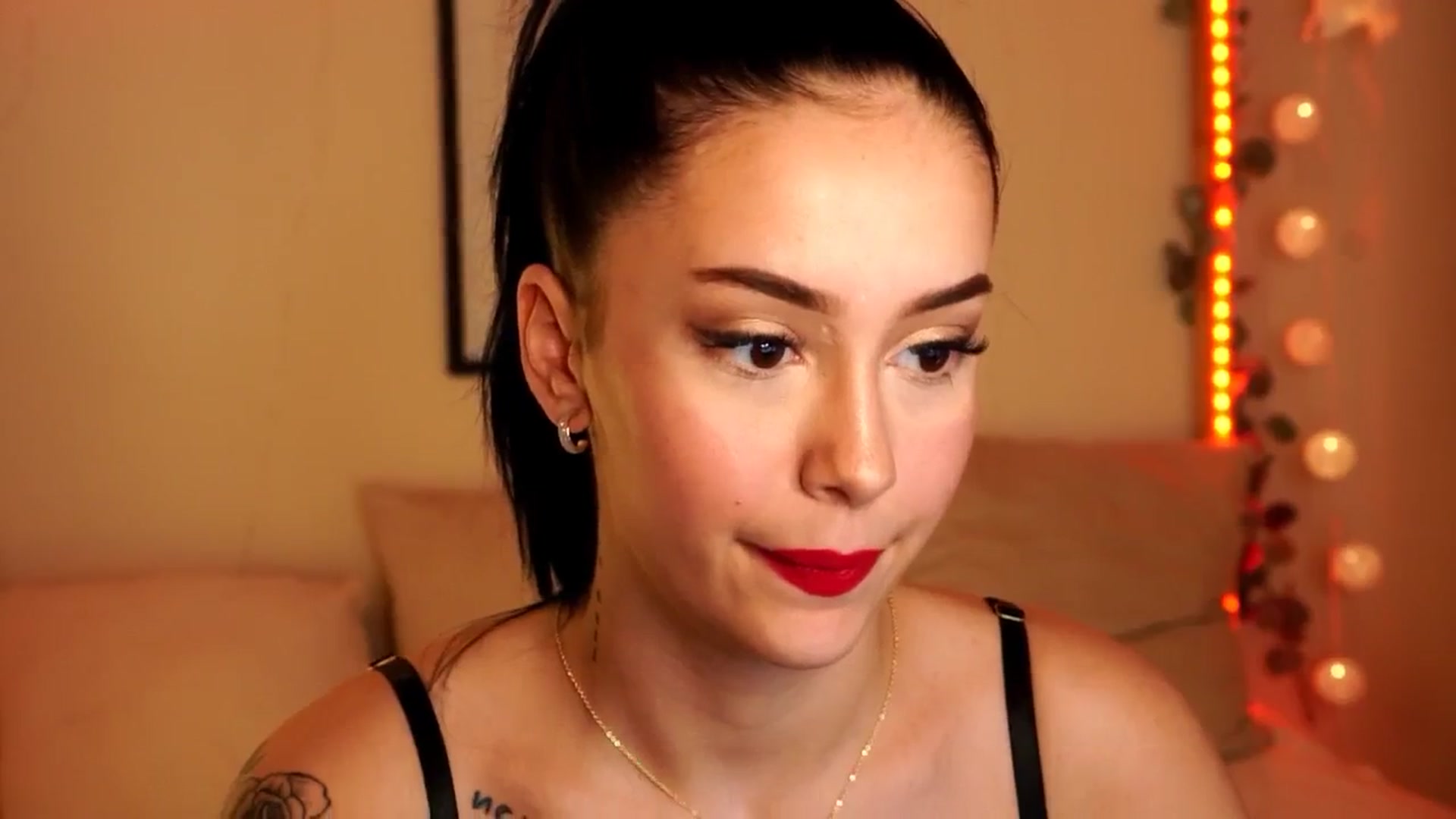 Gallery image thumbnail from Naomii18's myfreecams stream on, 05/26/2024, 16:33 image 17 of 20