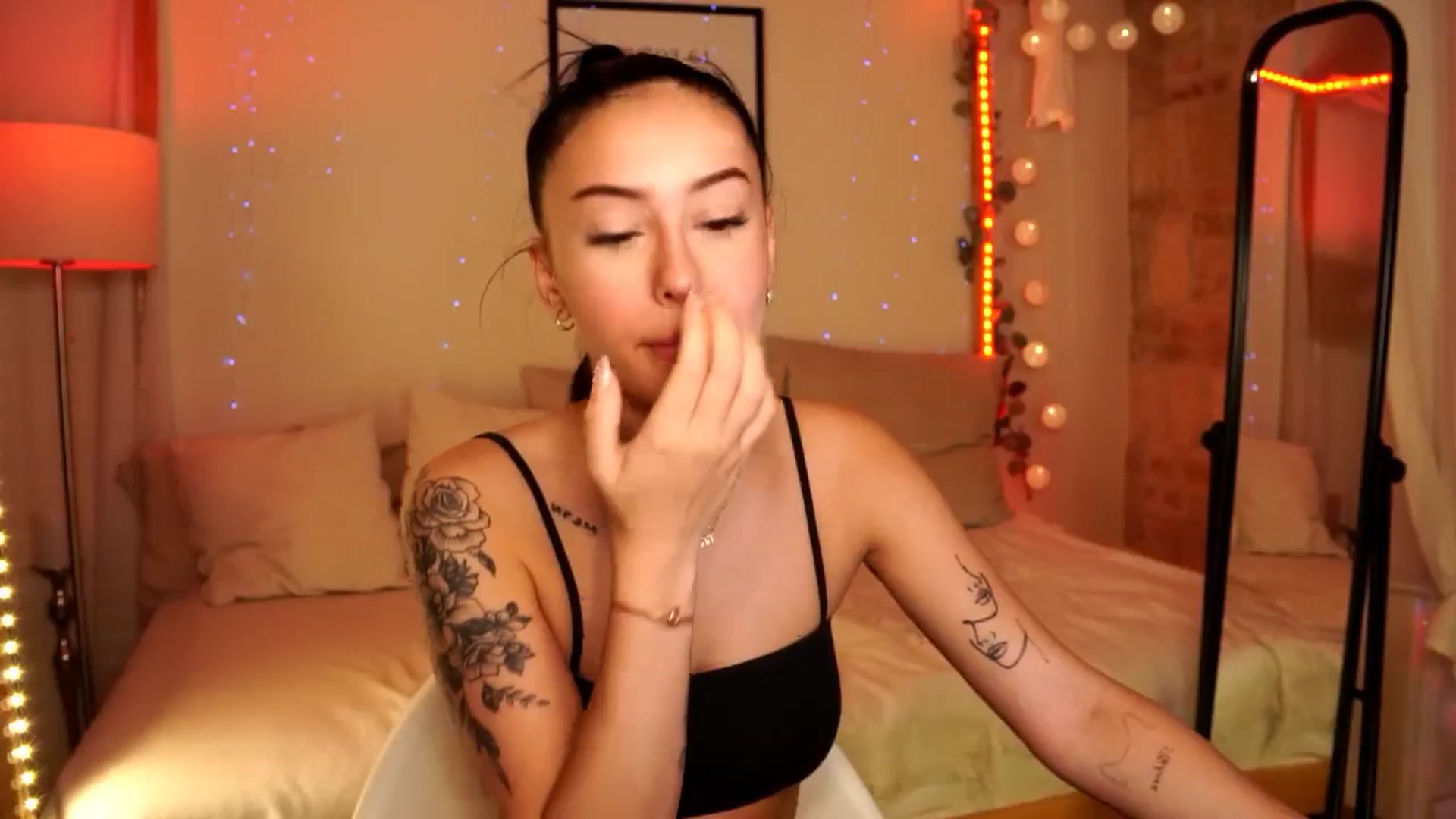 Gallery image thumbnail from Naomii18's myfreecams stream on, 05/27/2024, 14:09 image 6 of 20