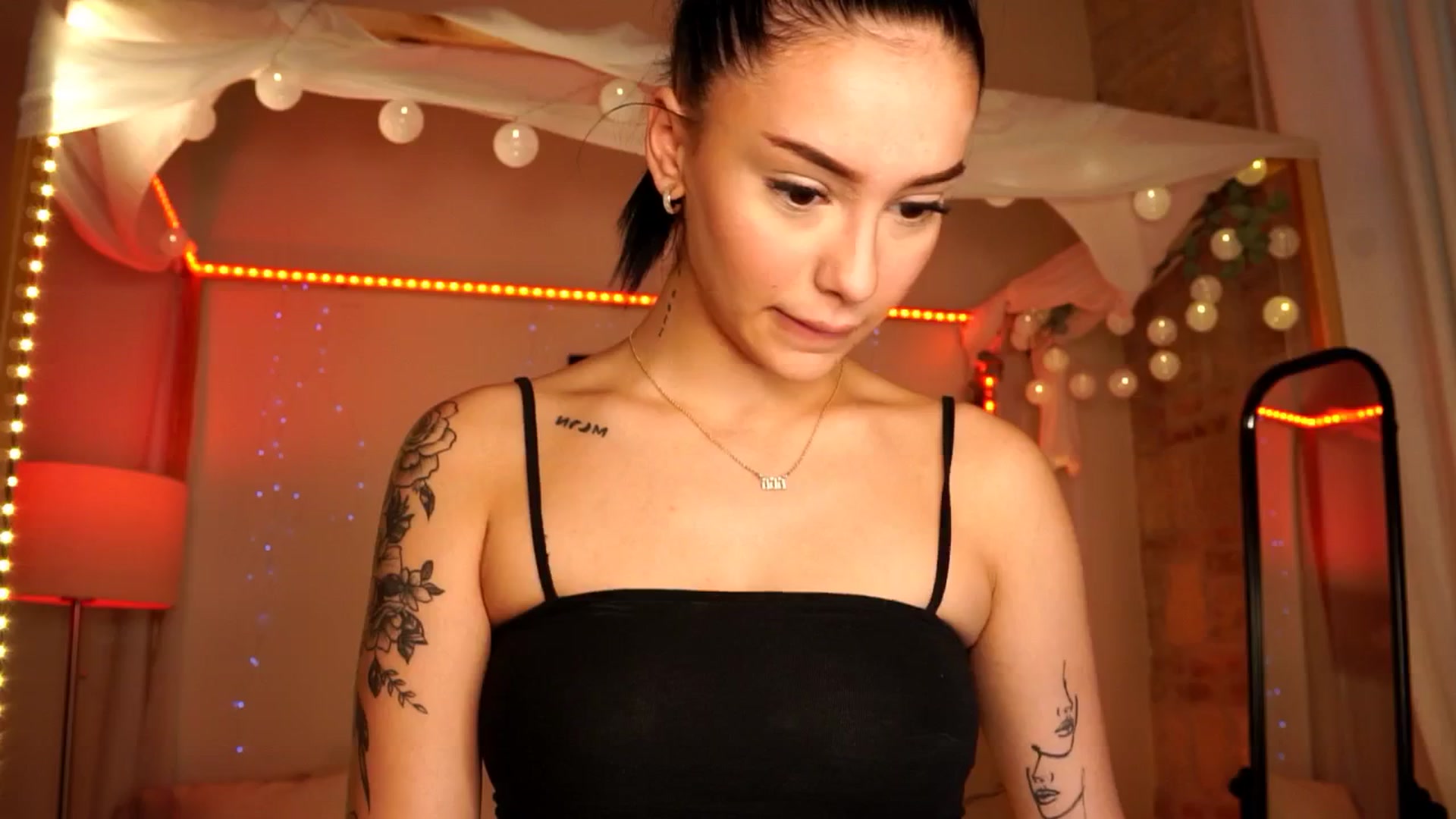 Gallery image thumbnail from Naomii18's myfreecams stream on, 05/27/2024, 14:09 image 9 of 20