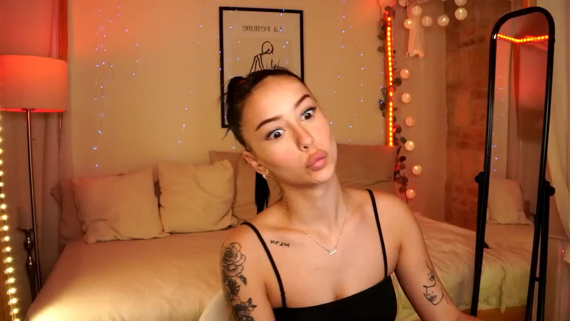 Gallery image thumbnail from Naomii18's myfreecams stream on, 05/27/2024, 14:09 image 1 of 20