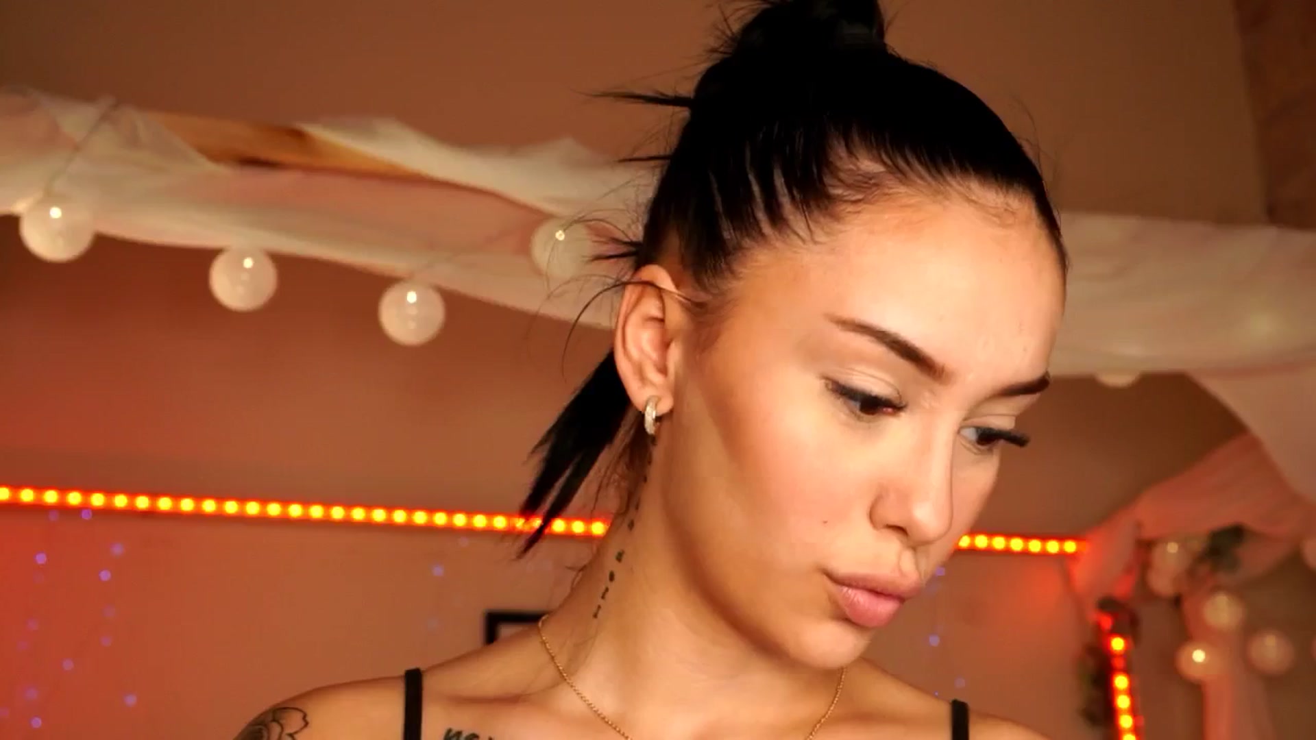 Gallery image thumbnail from Naomii18's myfreecams stream on, 05/27/2024, 14:09 image 17 of 20