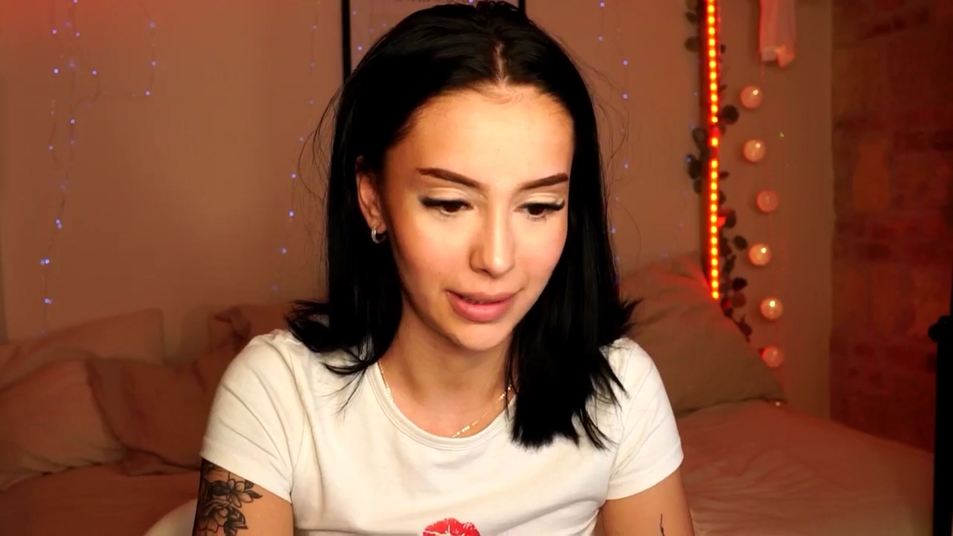 Gallery image thumbnail from Naomii18's myfreecams stream on, 05/30/2024, 21:14 image 16 of 20