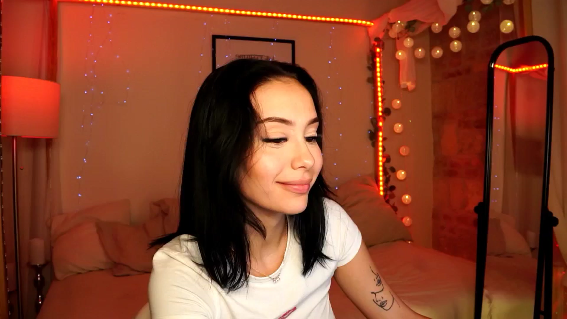 Gallery image thumbnail from Naomii18's myfreecams stream on, 05/30/2024, 22:28 image 14 of 20