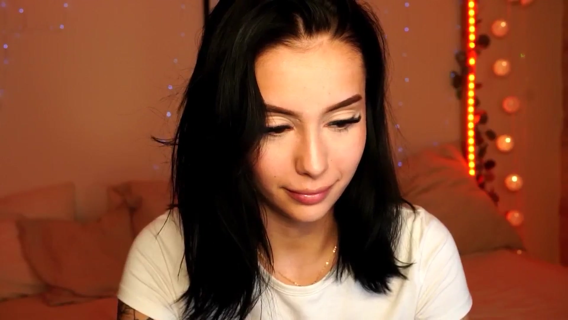 Gallery image thumbnail from Naomii18's myfreecams stream on, 05/30/2024, 23:03 image 15 of 20