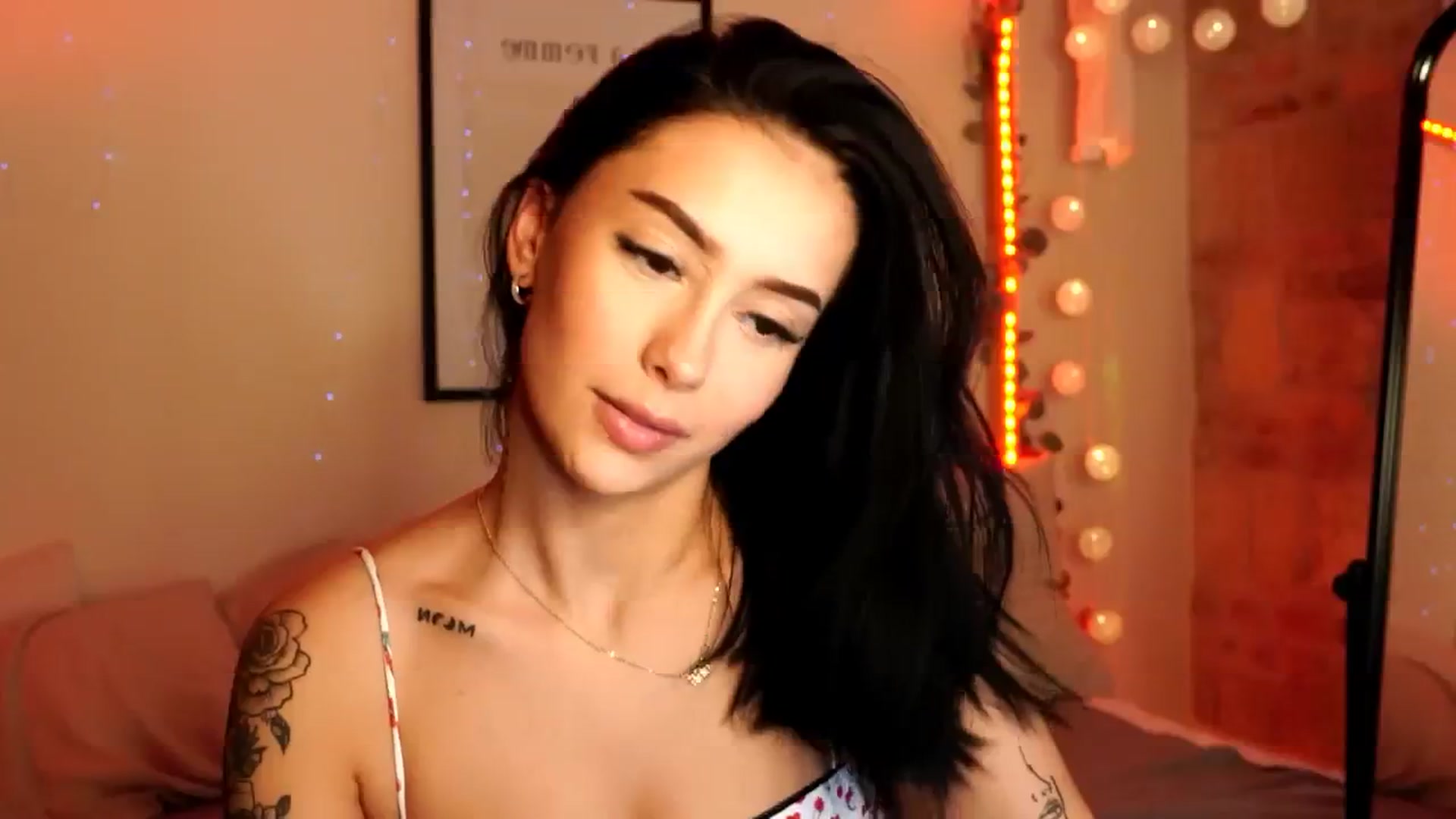 Gallery image thumbnail from Naomii18's myfreecams stream on, 06/04/2024, 14:39 image 10 of 20