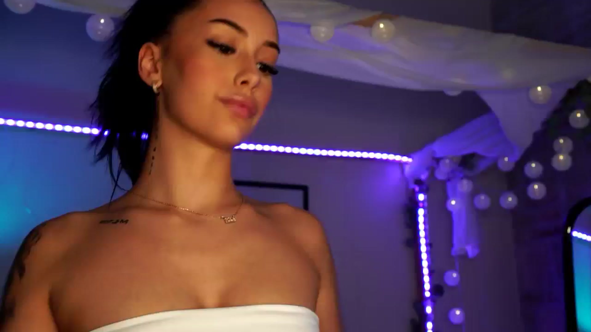 Gallery image thumbnail from Naomii18's myfreecams stream on, 06/05/2024, 14:29 image 8 of 20