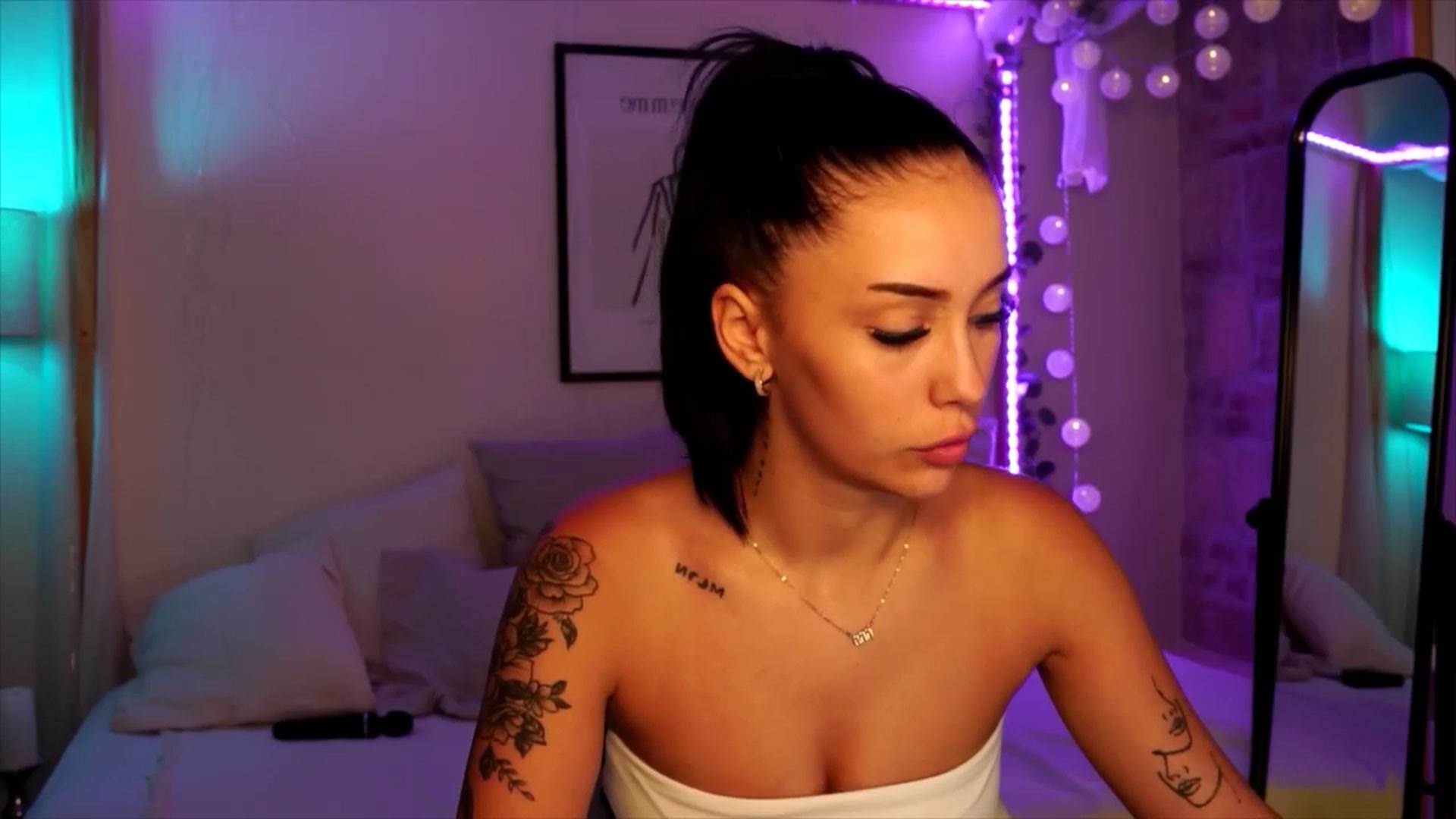 Gallery image thumbnail from Naomii18's myfreecams stream on, 06/07/2024, 16:40 image 6 of 20