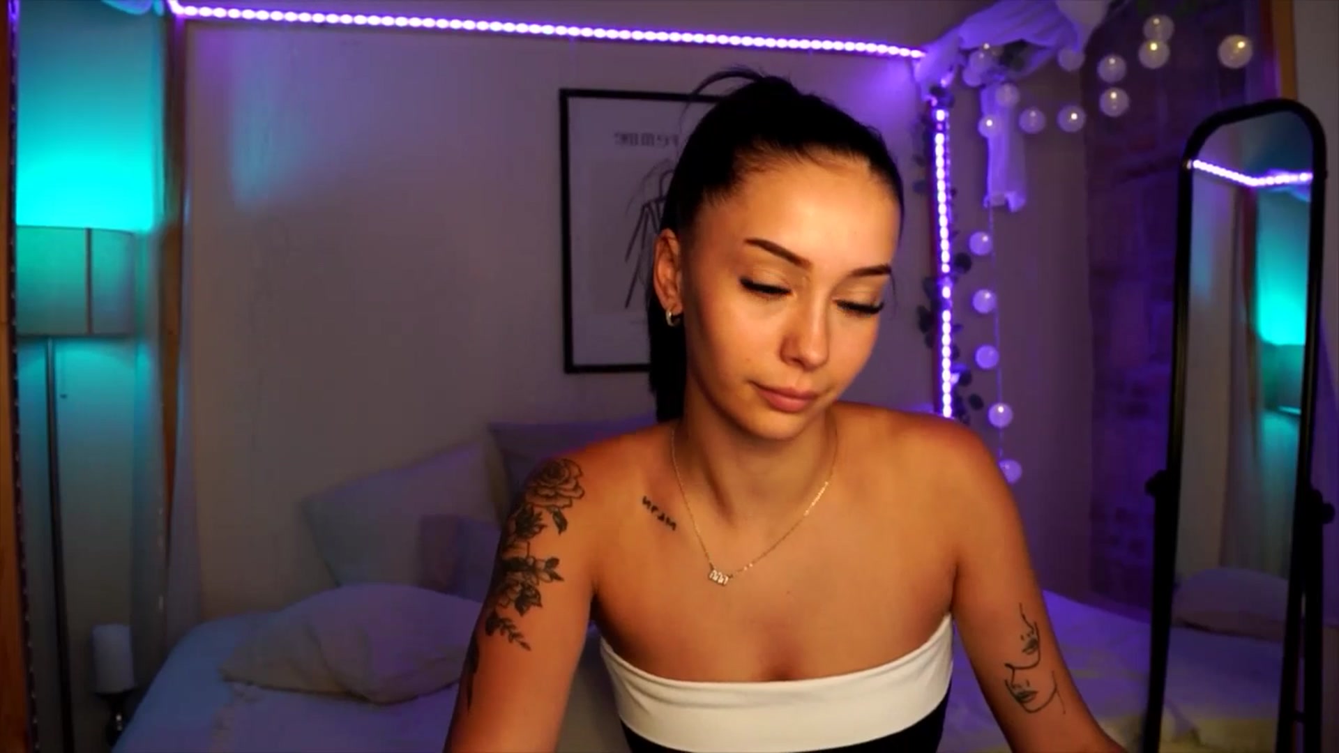 Gallery image thumbnail from Naomii18's myfreecams stream on, 06/07/2024, 16:40 image 15 of 20