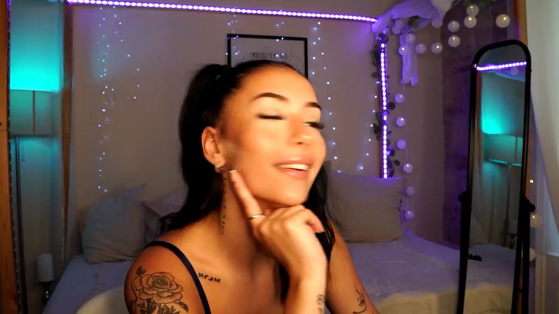Gallery image thumbnail from Naomii18's myfreecams stream on, 06/11/2024, 14:39 image 14 of 20