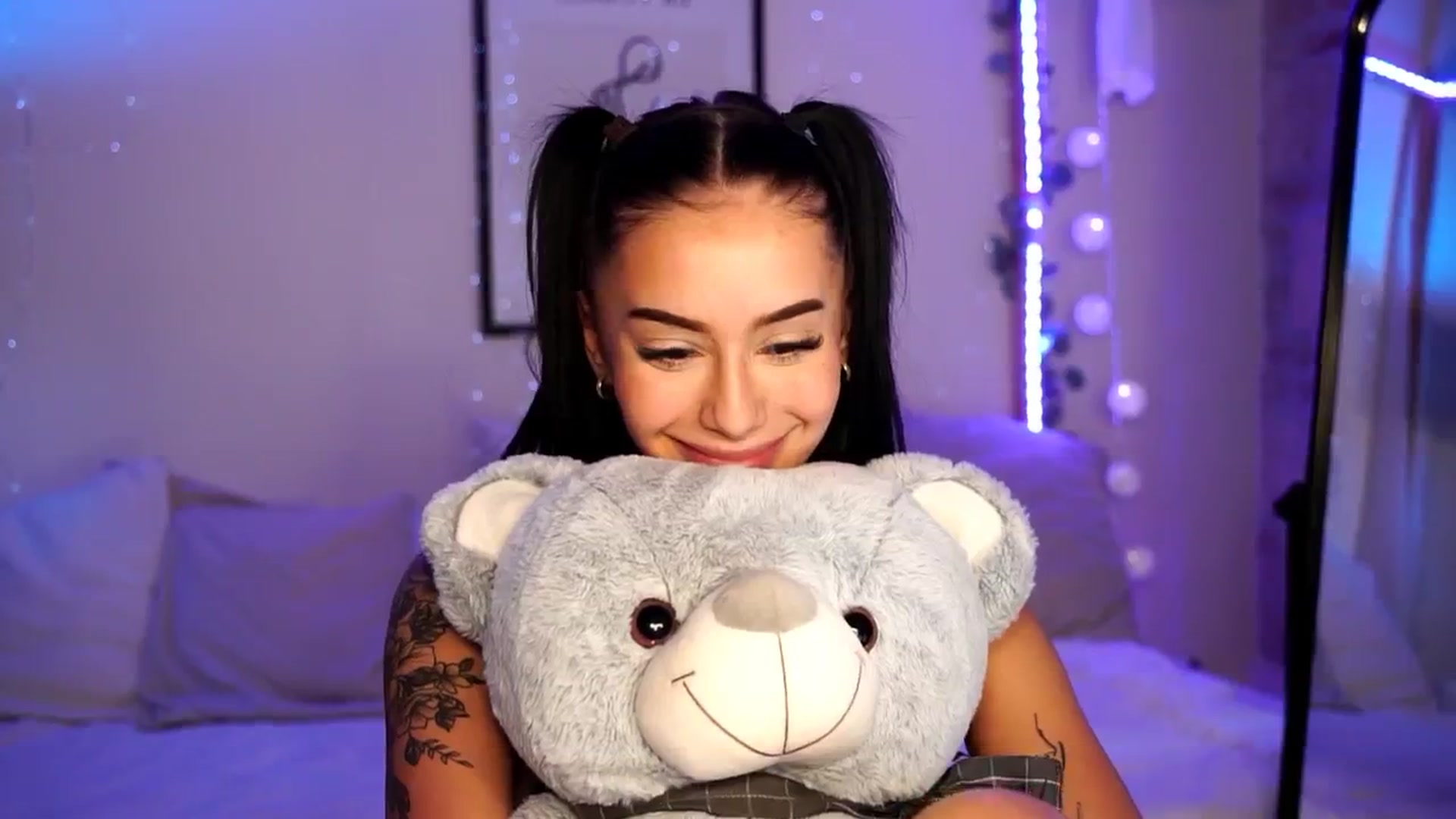Gallery image thumbnail from Naomii18's myfreecams stream on, 06/17/2024, 14:42 image 13 of 20