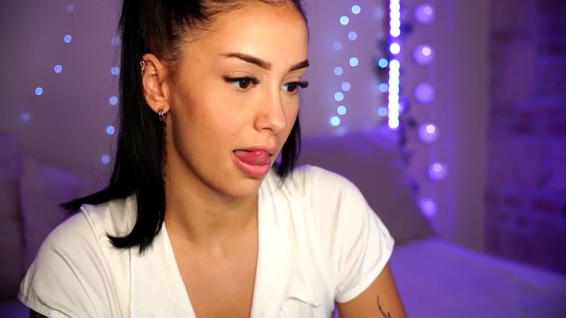 Gallery image thumbnail from Naomii18's myfreecams stream on, 06/24/2024, 14:26 image 13 of 20