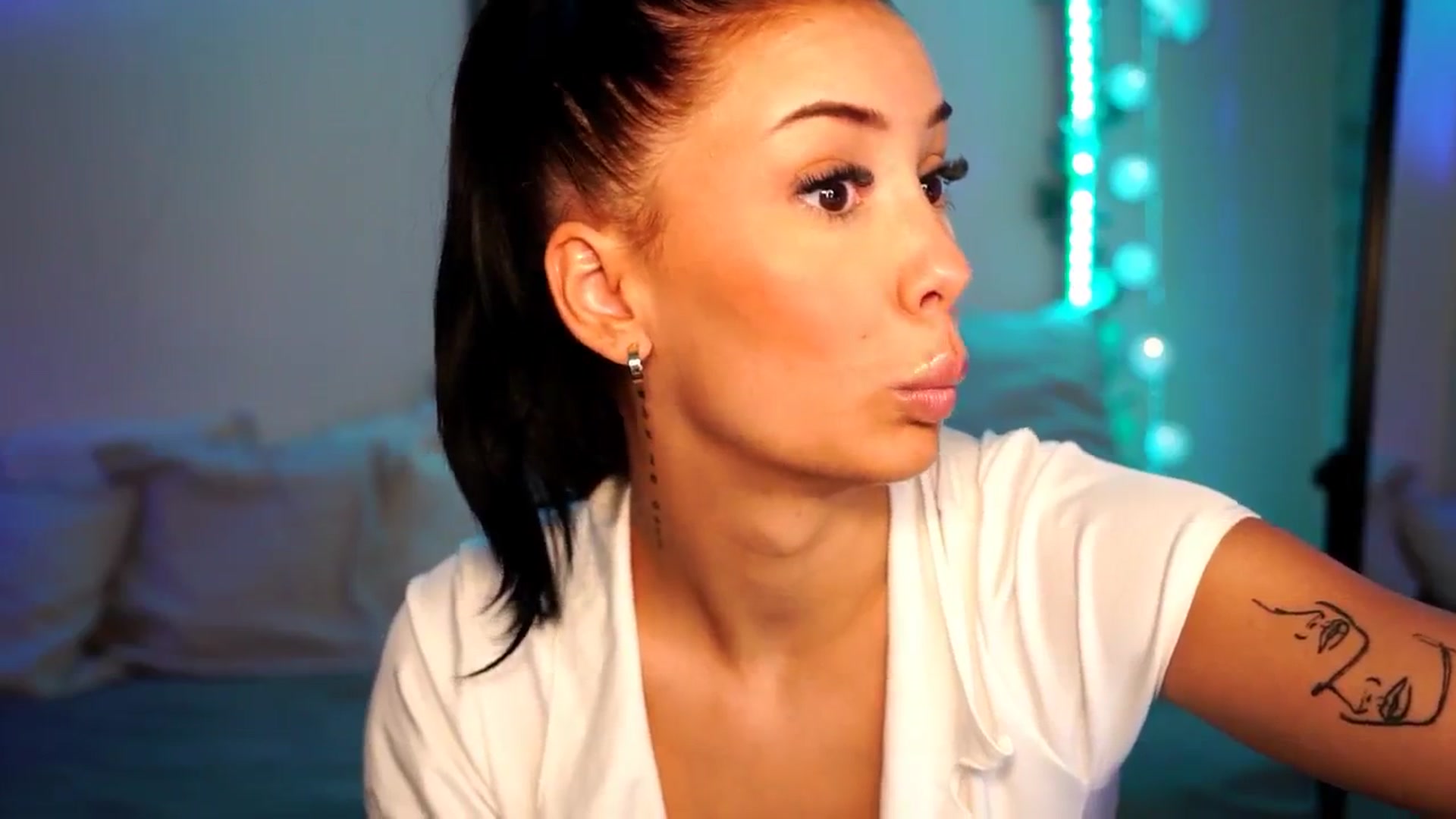 Gallery image thumbnail from Naomii18's myfreecams stream on, 07/17/2024, 13:09 image 8 of 20