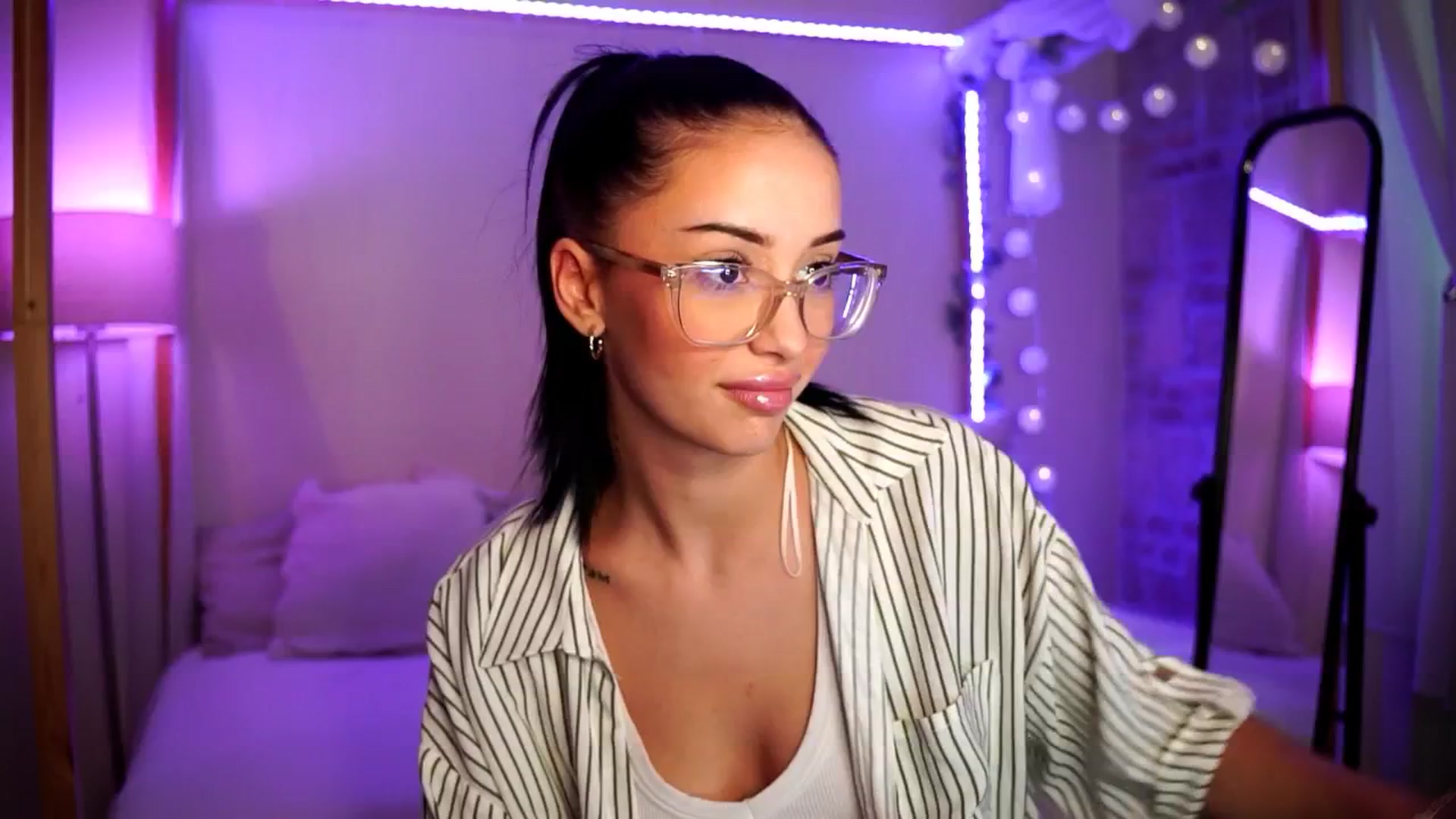 Gallery image thumbnail from Naomii18's myfreecams stream on, 08/02/2024, 15:00 image 19 of 20