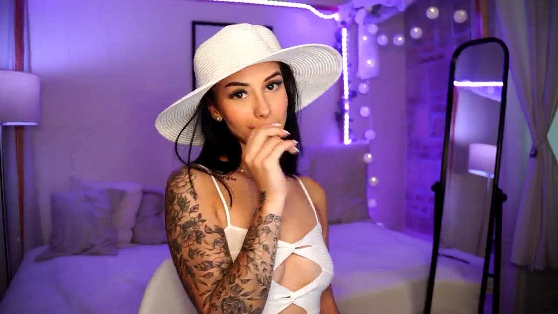 Gallery image thumbnail from Naomii18's myfreecams stream on, 08/14/2024, 16:09 image 14 of 20