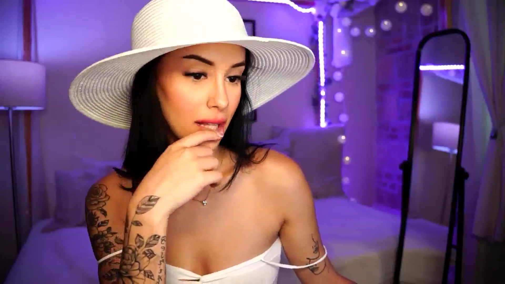 Gallery image thumbnail from Naomii18's myfreecams stream on, 08/14/2024, 16:09 image 6 of 20