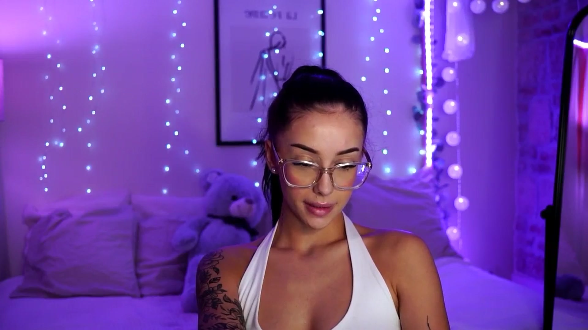 Gallery image thumbnail from Naomii18's myfreecams stream on, 08/17/2024, 19:26 image 10 of 20