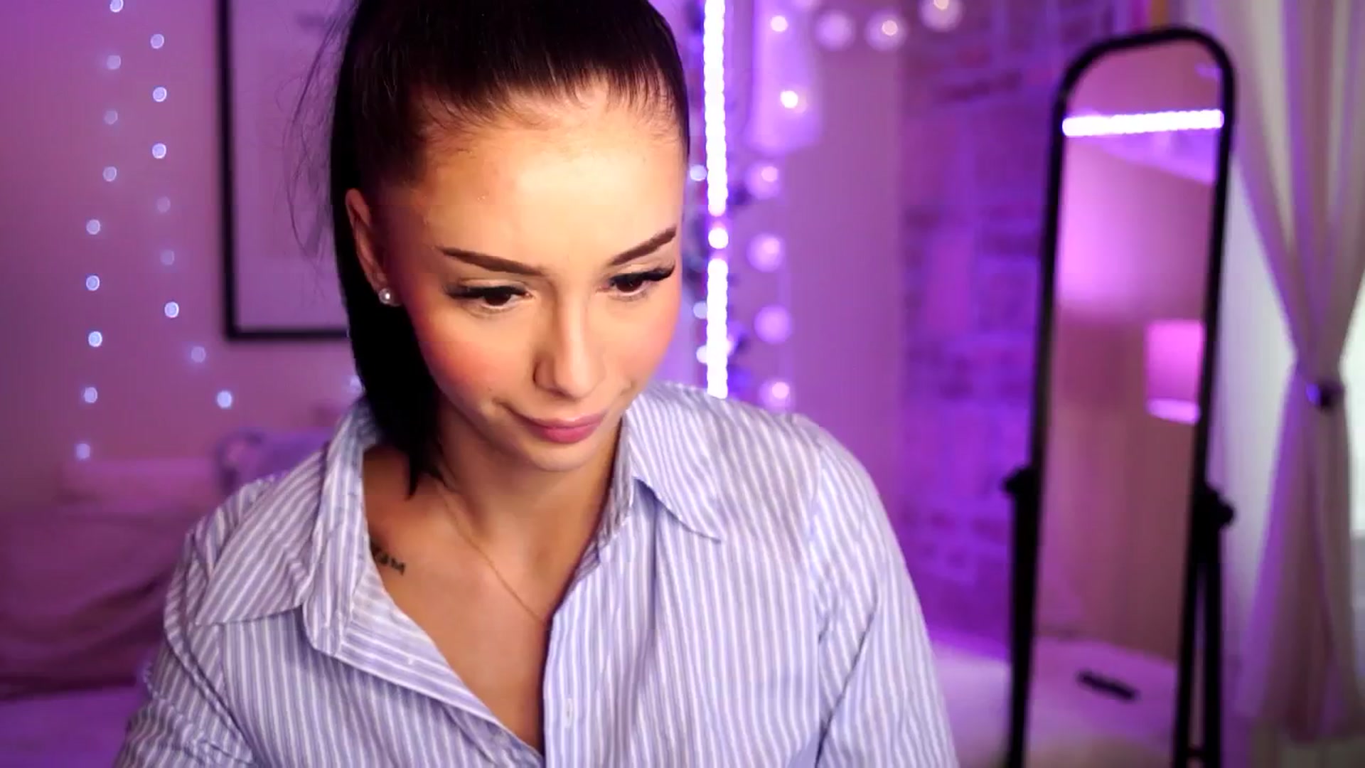 Gallery image thumbnail from Naomii18's myfreecams stream on, 08/22/2024, 15:23 image 8 of 20