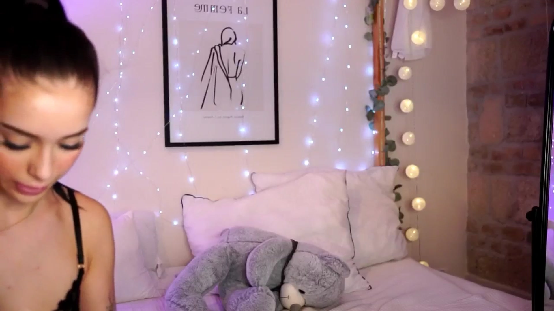 Gallery image thumbnail from Naomii18's myfreecams stream on, 08/25/2024, 18:25 image 15 of 20