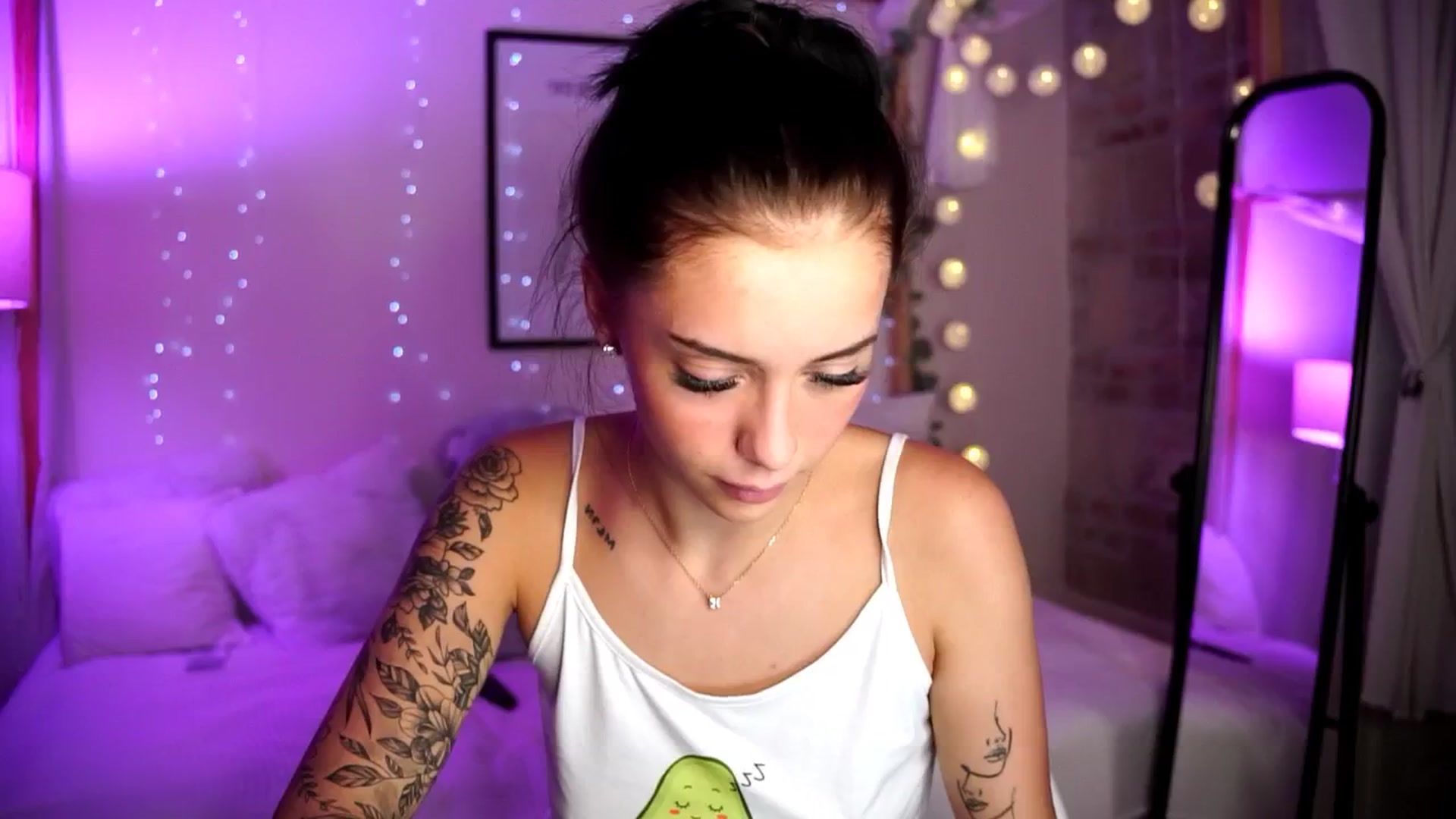 Gallery image thumbnail from Naomii18's myfreecams stream on, 08/27/2024, 16:46 image 15 of 20