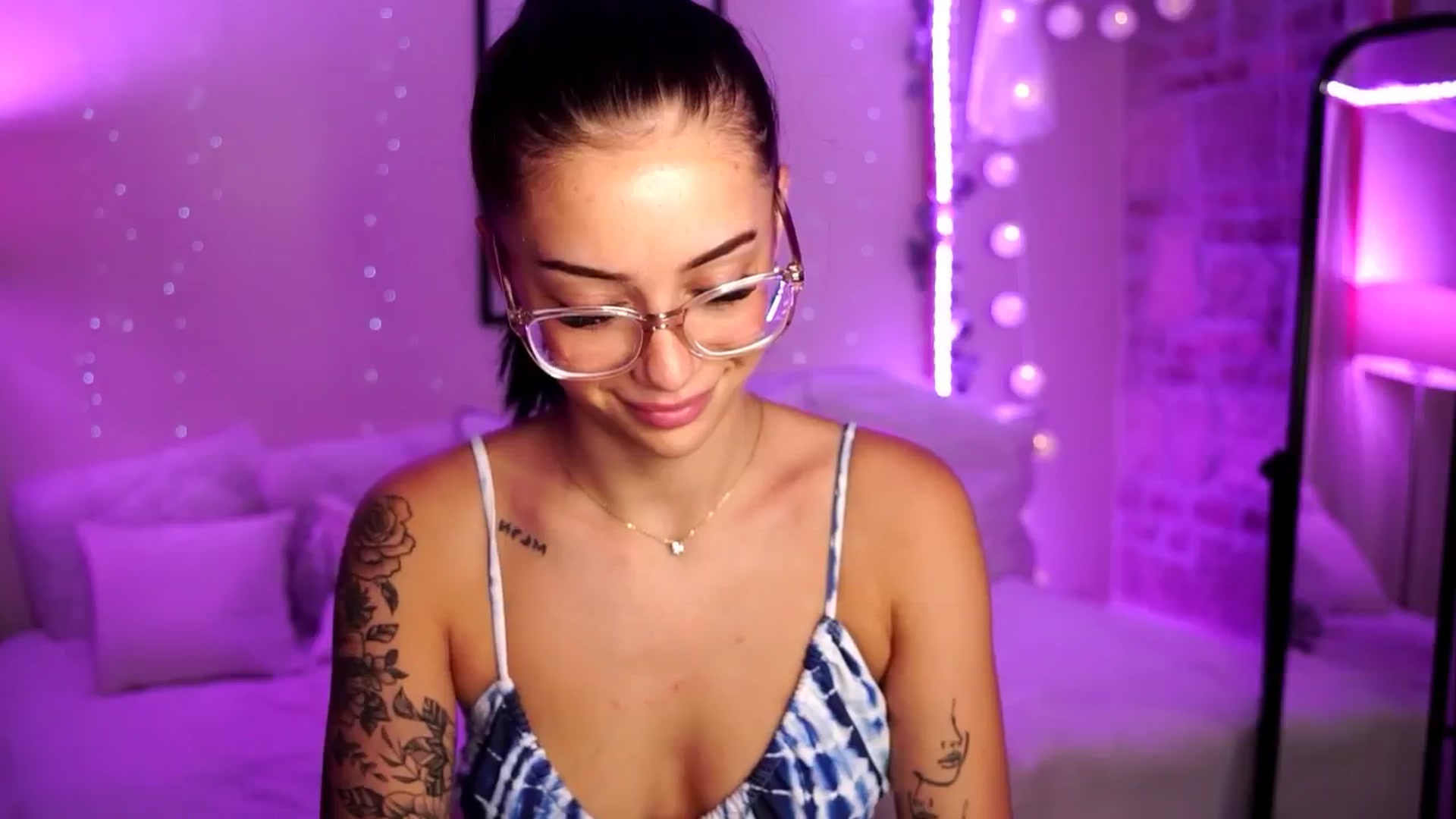 Gallery image thumbnail from Naomii18's myfreecams stream on, 08/28/2024, 18:10 image 14 of 20