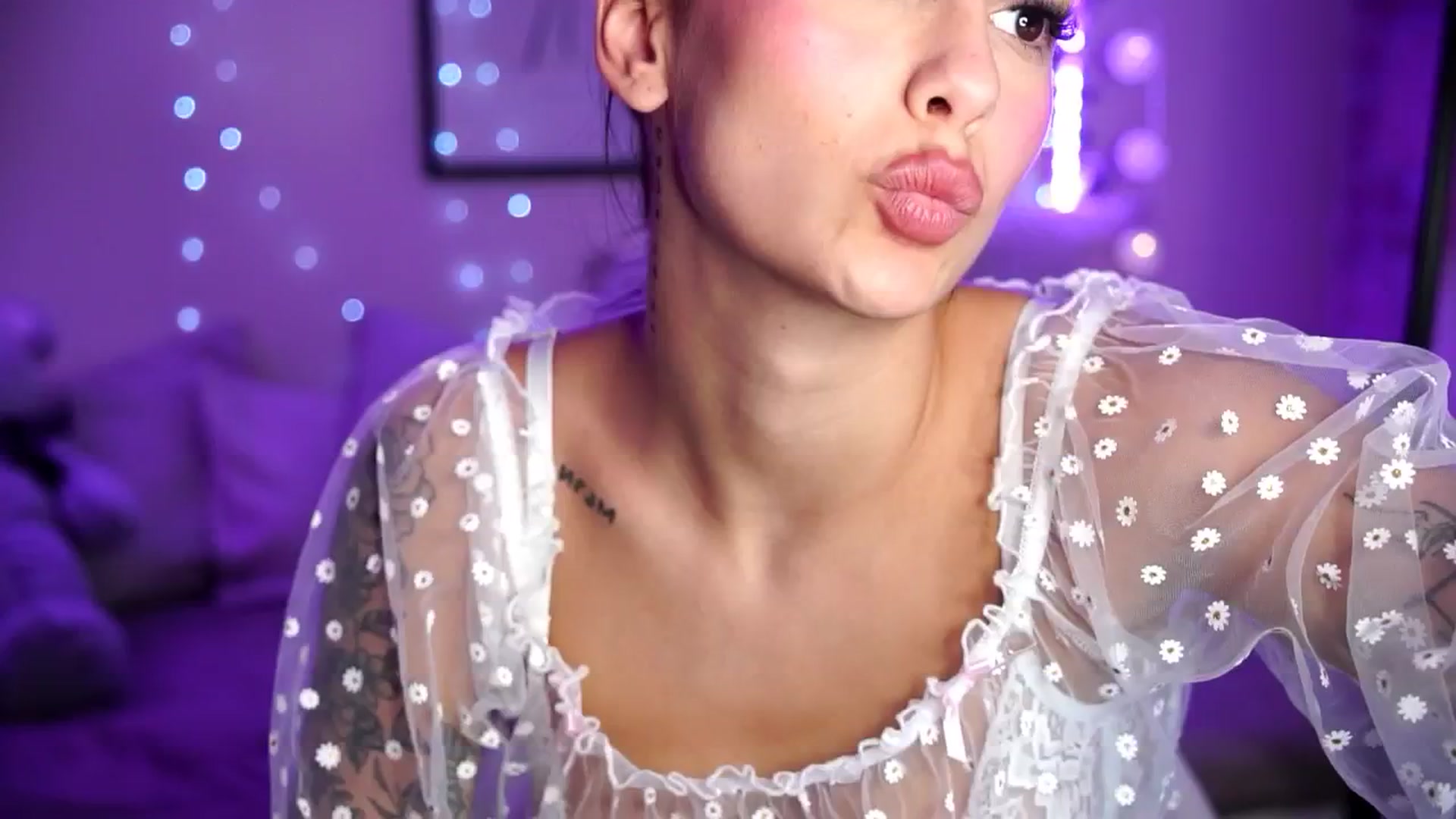 Gallery image thumbnail from Naomii18's myfreecams stream on, 09/17/2024, 18:22 image 12 of 20