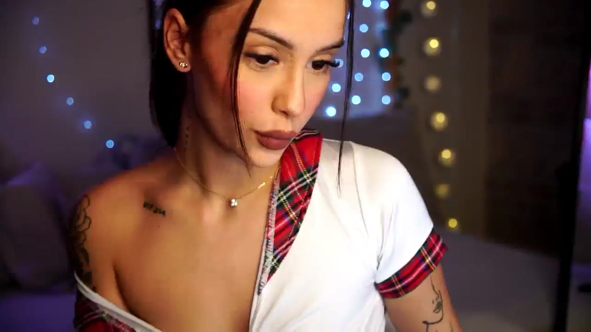 Gallery image thumbnail from Naomii18's myfreecams stream on, 09/29/2024, 18:41 image 13 of 20