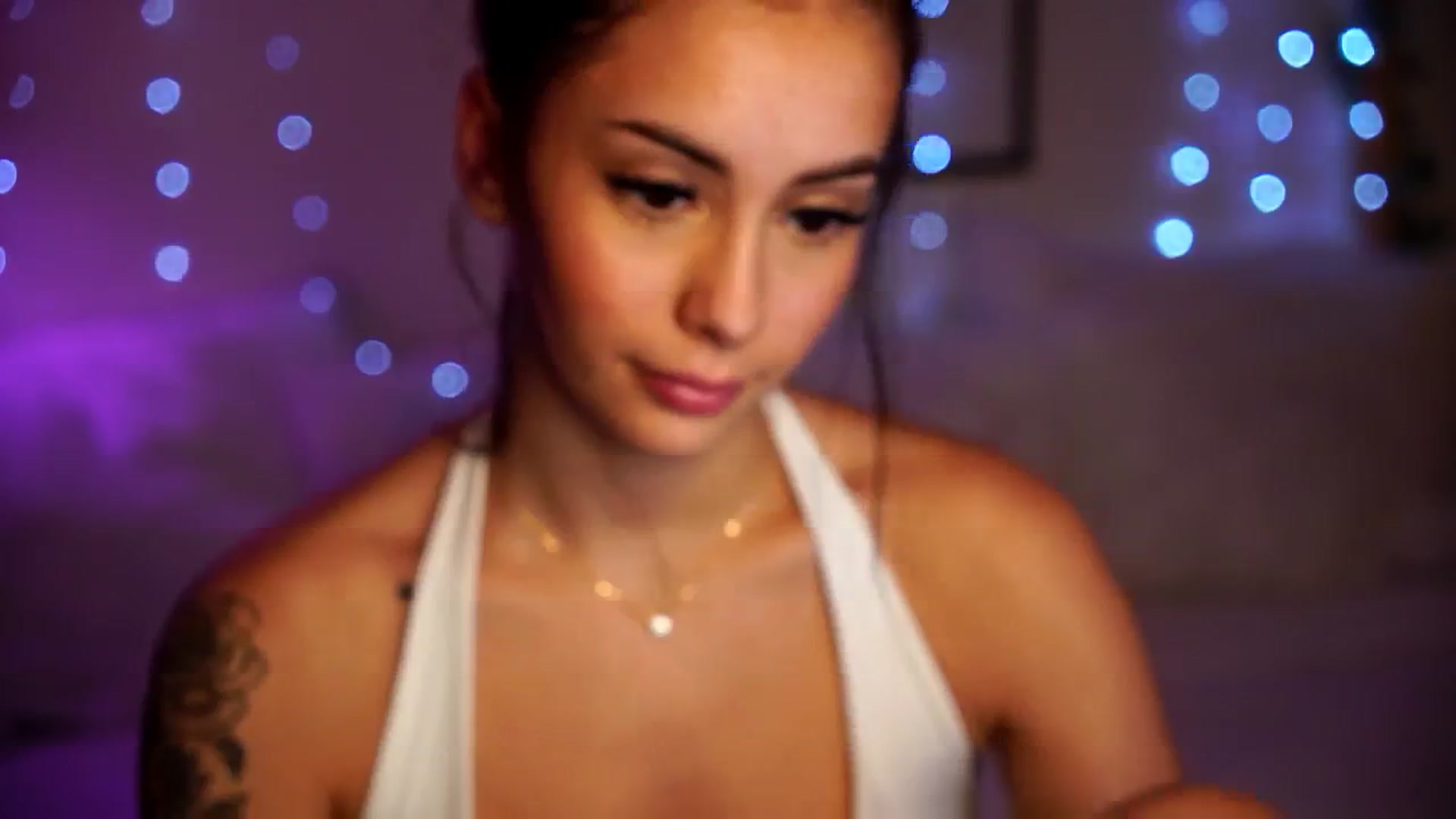 Gallery image thumbnail from Naomii18's myfreecams stream on, 10/11/2024, 18:22 image 17 of 20