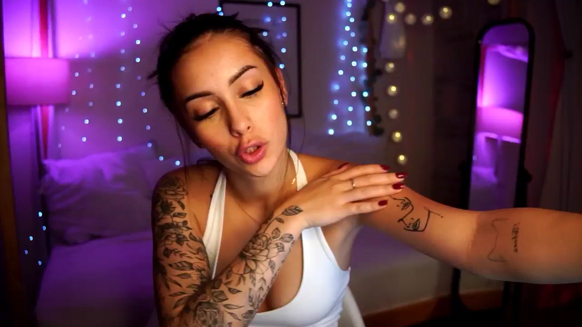 Gallery image thumbnail from Naomii18's myfreecams stream on, 10/11/2024, 18:22 image 15 of 20