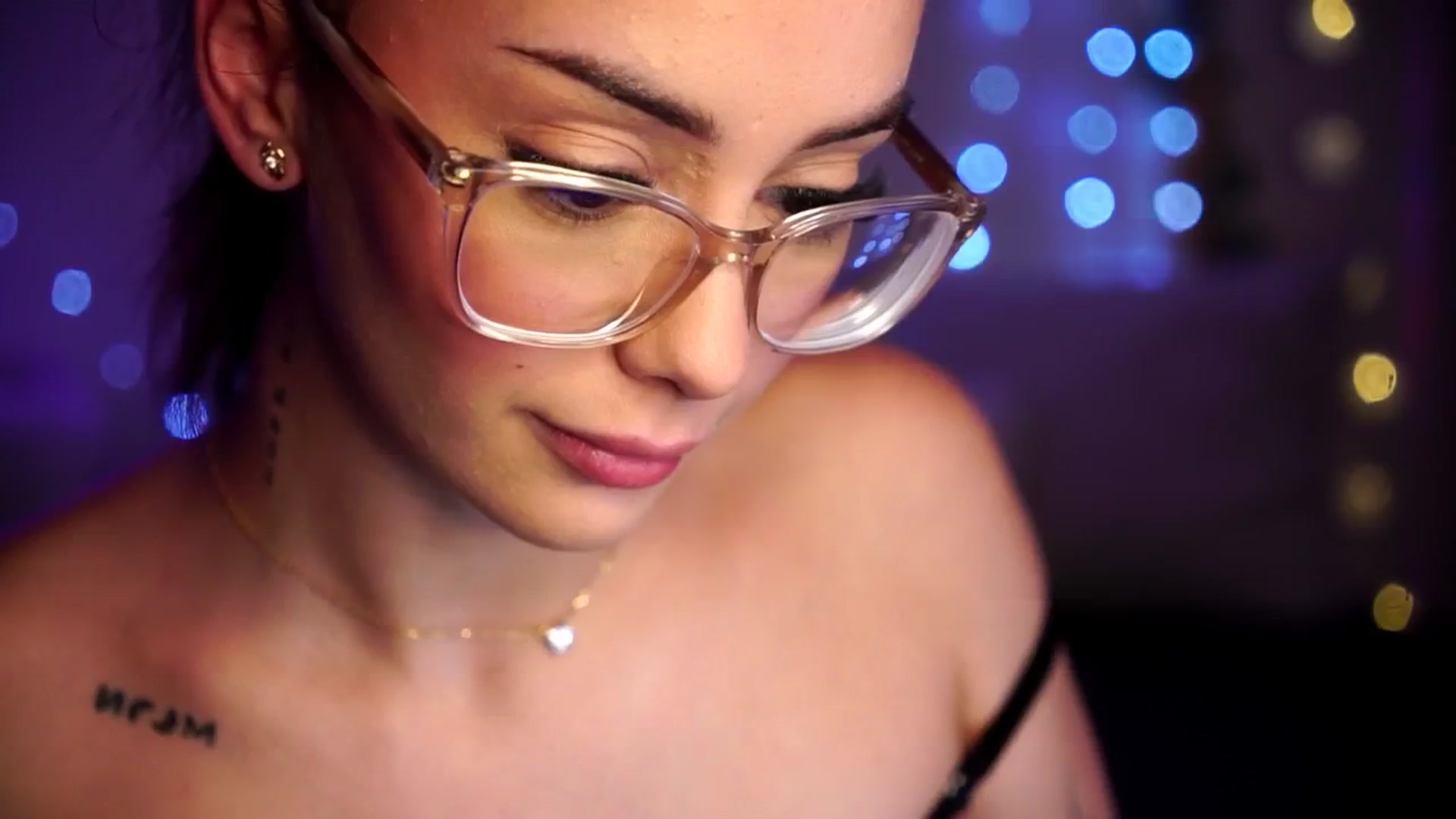 Gallery image thumbnail from Naomii18's myfreecams stream on, 10/13/2024, 16:13 image 11 of 20