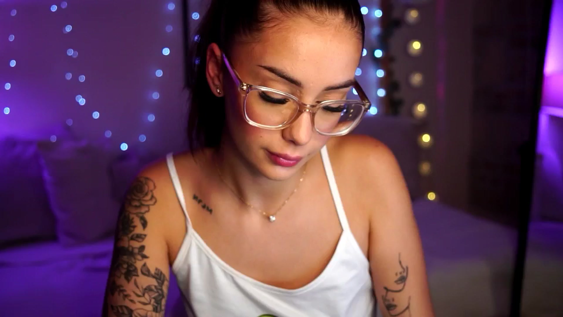 Gallery image thumbnail from Naomii18's myfreecams stream on, 10/13/2024, 17:11 image 4 of 20