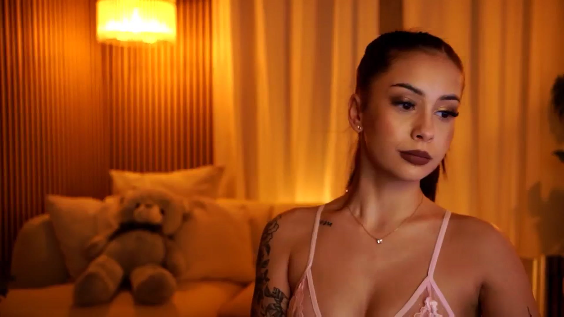 Gallery image thumbnail from Naomii18's myfreecams stream on, 10/24/2024, 19:02 image 15 of 20