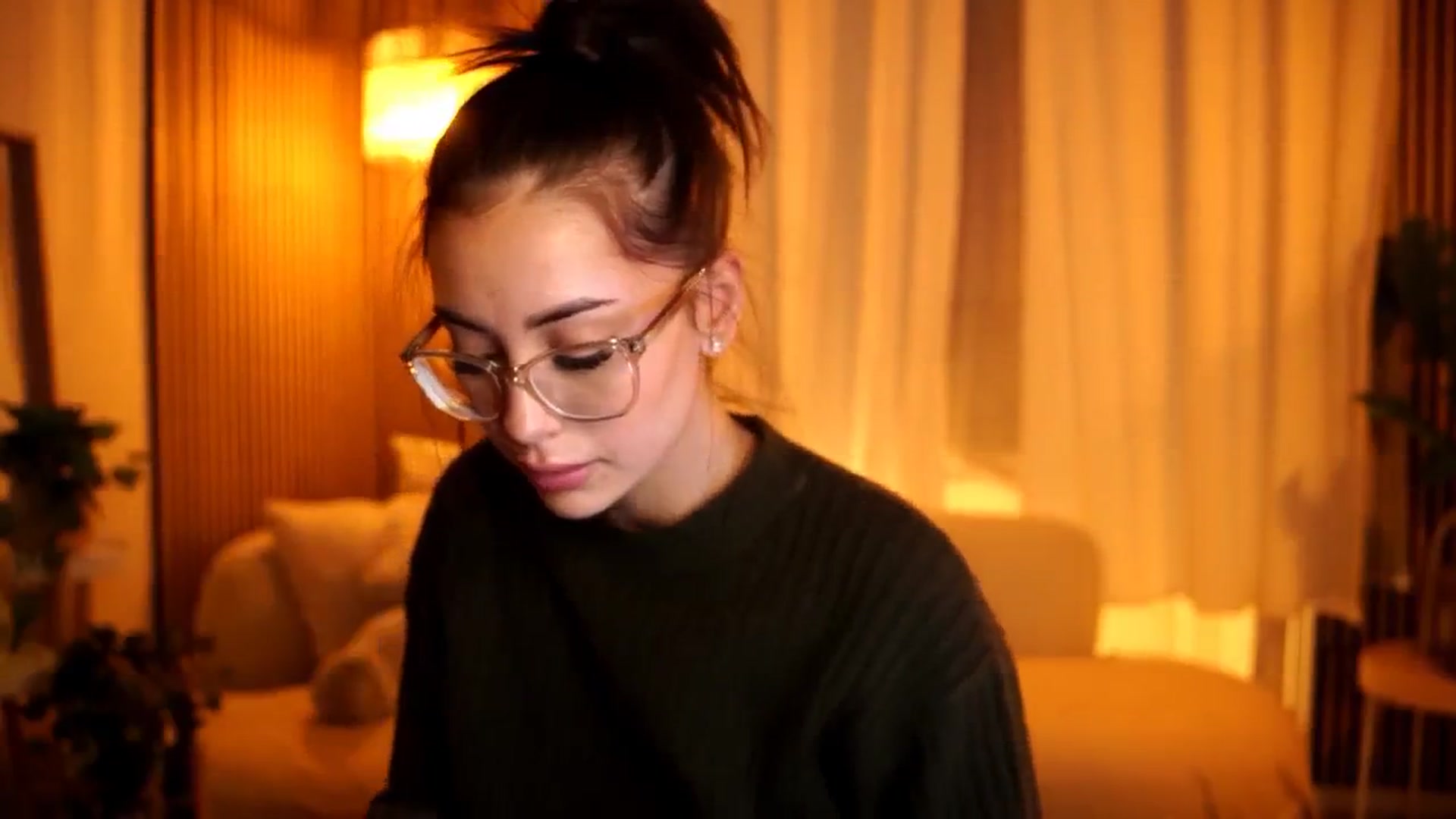 Gallery image thumbnail from Naomii18's myfreecams stream on, 10/25/2024, 16:11 image 12 of 20