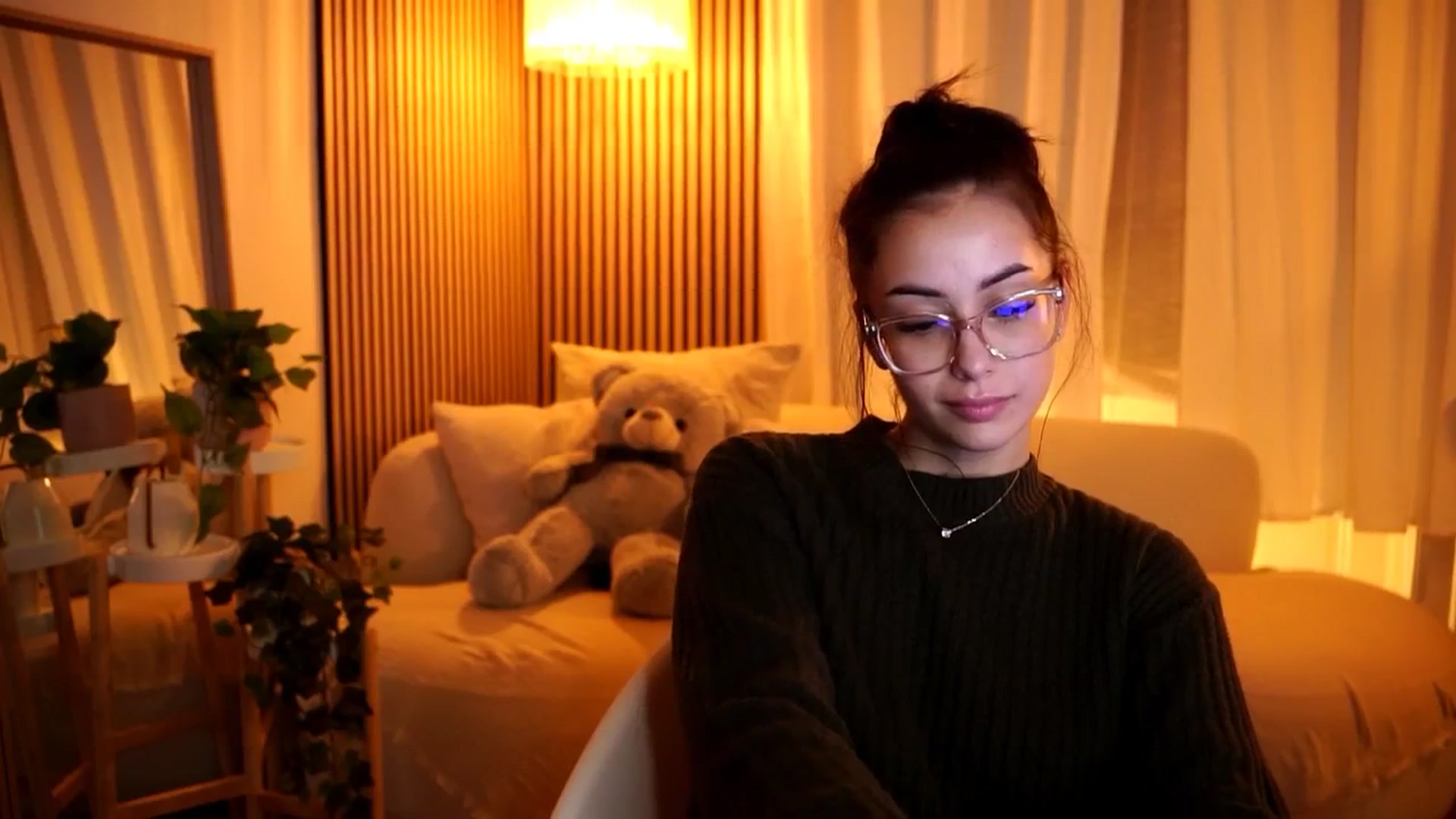 Gallery image thumbnail from Naomii18's myfreecams stream on, 10/25/2024, 18:15 image 12 of 20