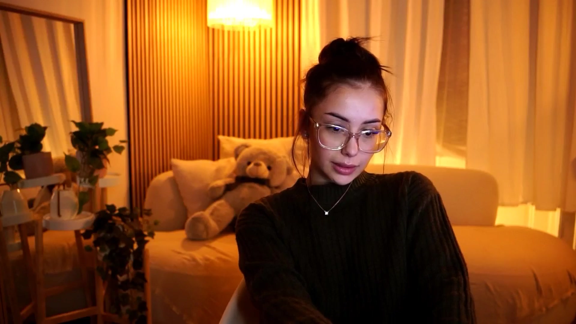 Gallery image thumbnail from Naomii18's myfreecams stream on, 10/25/2024, 18:15 image 10 of 20
