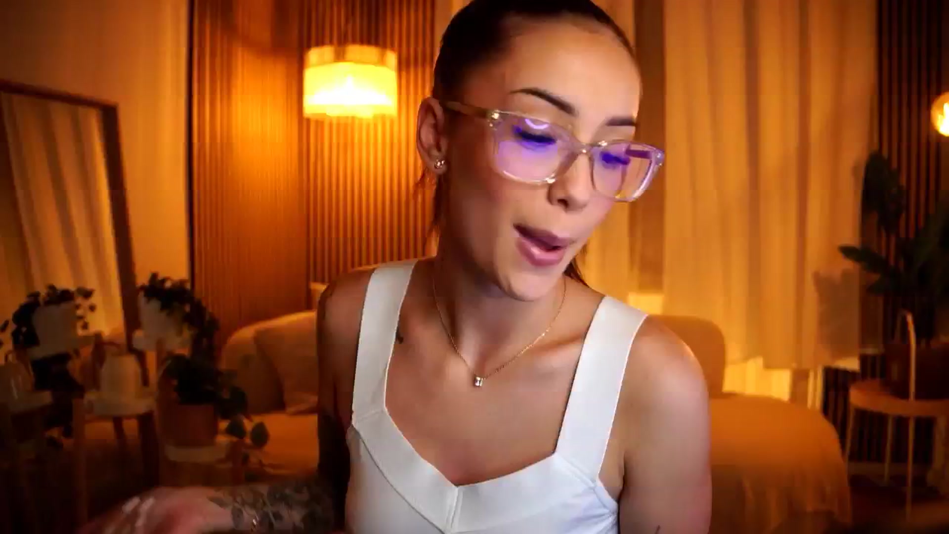 Gallery image thumbnail from Naomii18's myfreecams stream on, 10/28/2024, 18:14 image 16 of 20