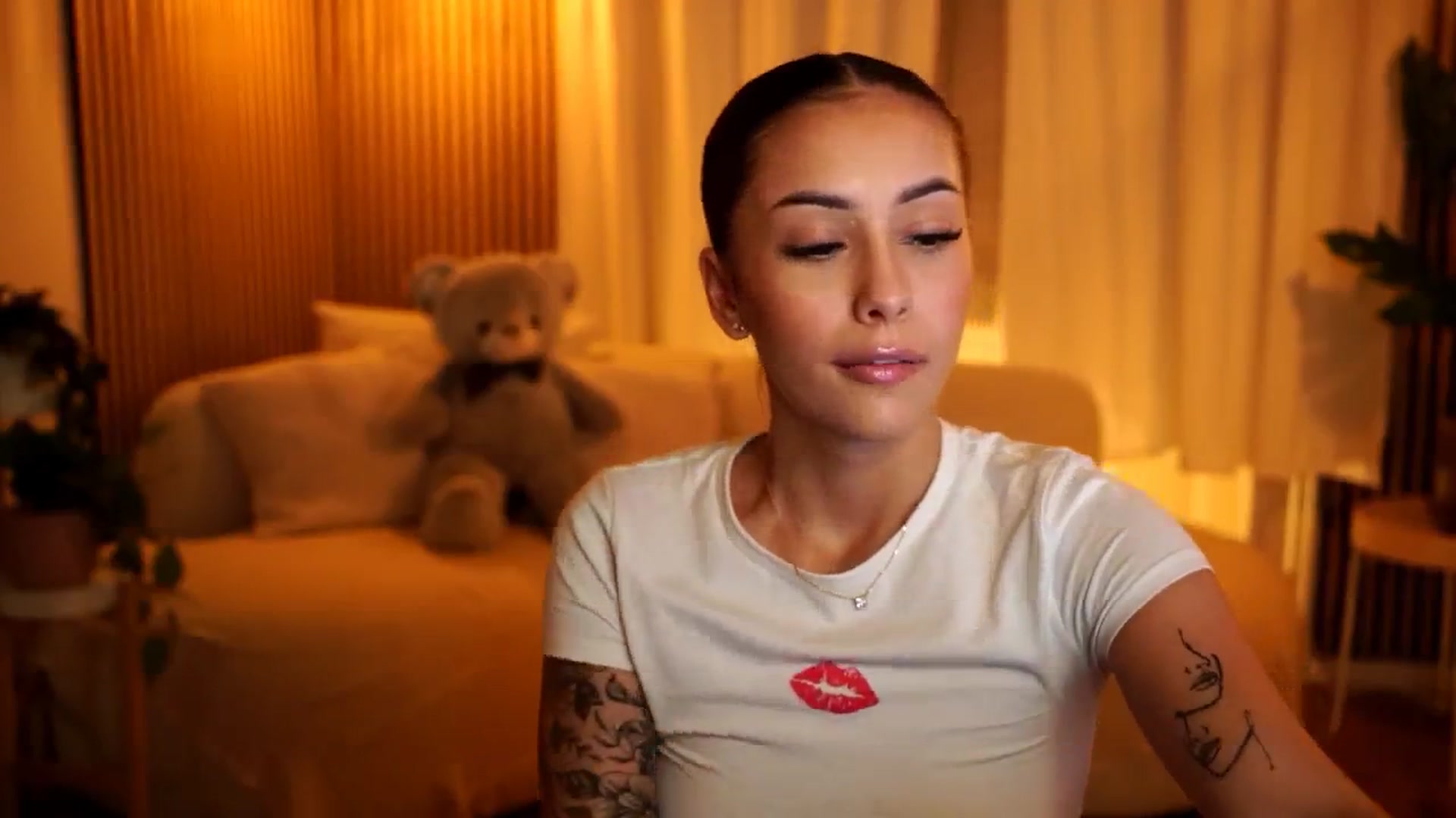 Gallery image thumbnail from Naomii18's myfreecams stream on, 10/29/2024, 18:16 image 19 of 20