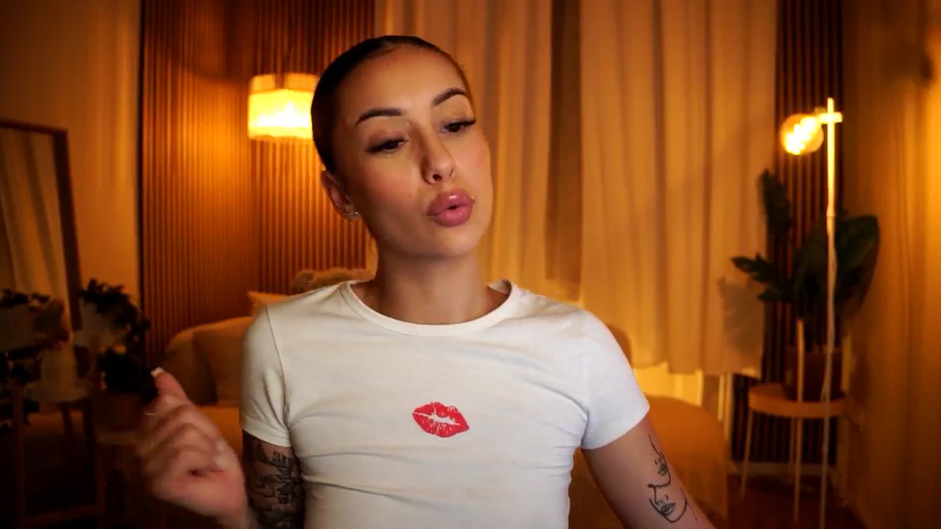 Gallery image thumbnail from Naomii18's myfreecams stream on, 10/29/2024, 18:16 image 10 of 20